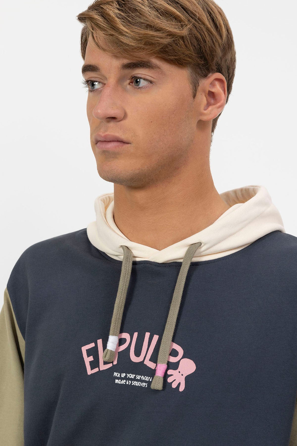 SWEATSHIRT COM CAPUZ E ESTAMPA COLOR BLOCK AZUL MARINHO