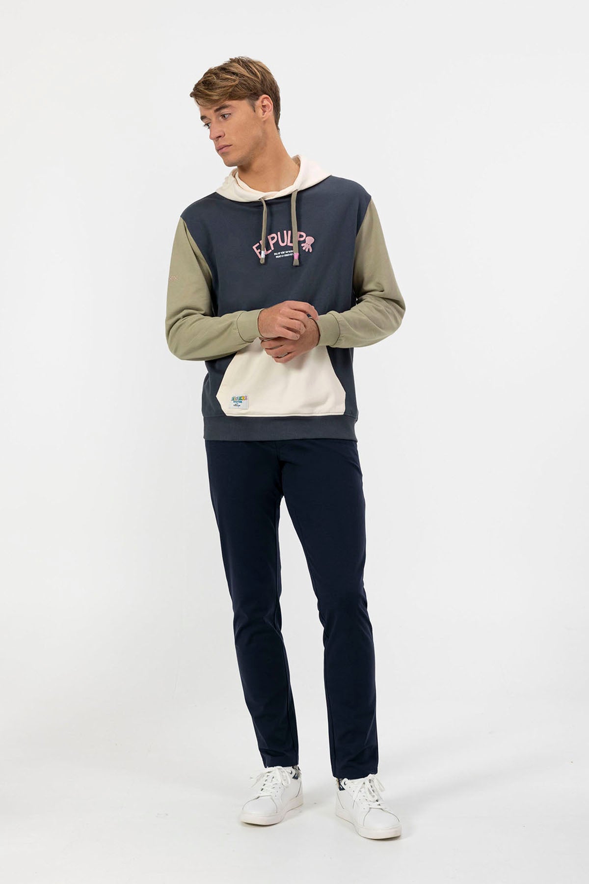 SWEATSHIRT COM CAPUZ E ESTAMPA COLOR BLOCK AZUL MARINHO
