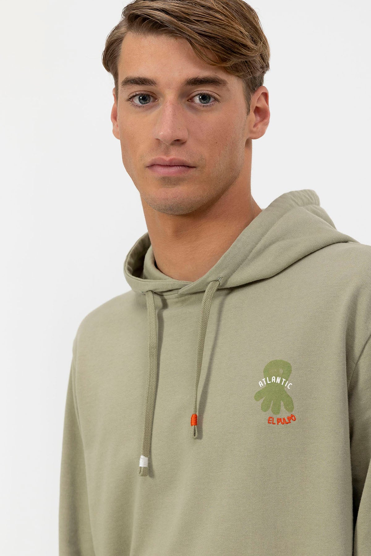 SWEATSHIRT COM CAPUZ E ESTAMPA DA ROTA ATLÂNTICA EM VERDE-SÁLVIA