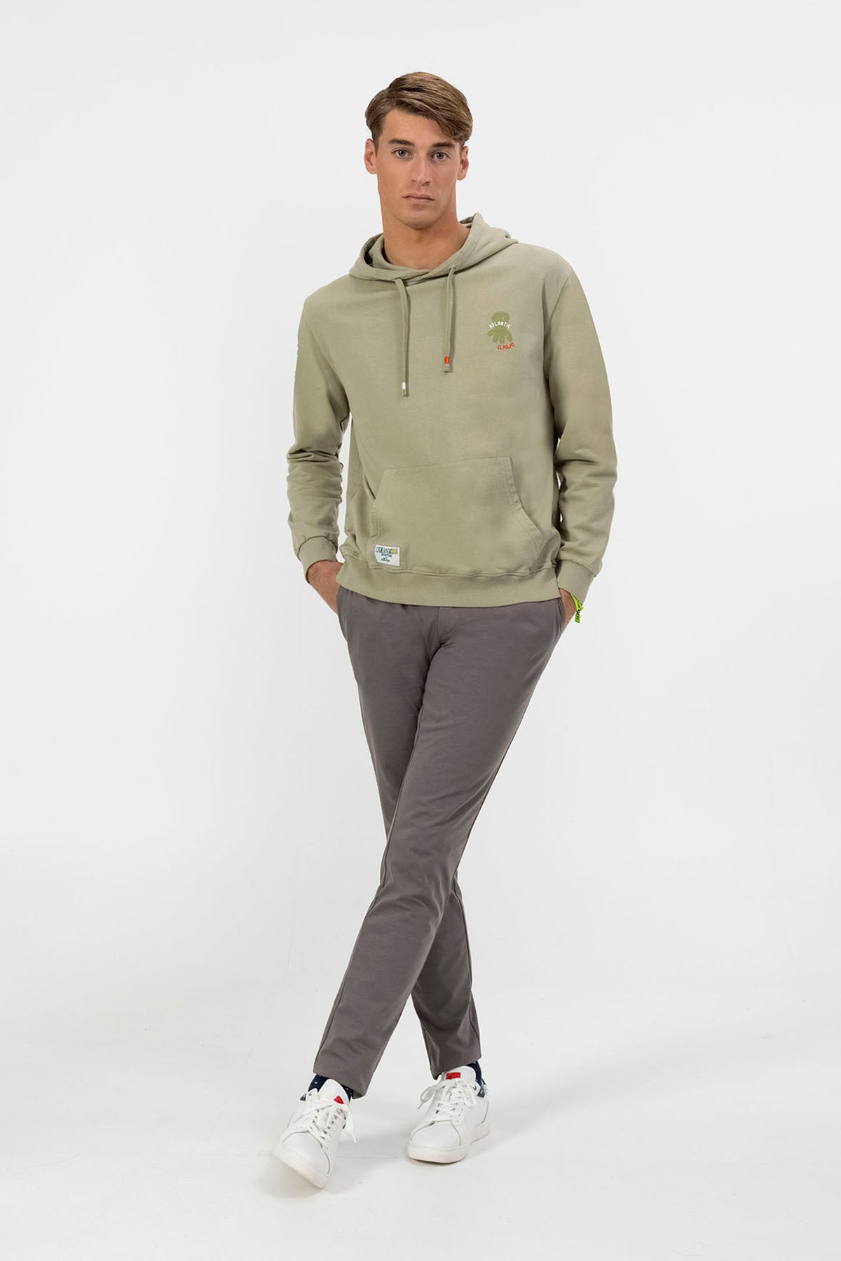 SWEATSHIRT COM CAPUZ E ESTAMPA DA ROTA ATLÂNTICA EM VERDE-SÁLVIA