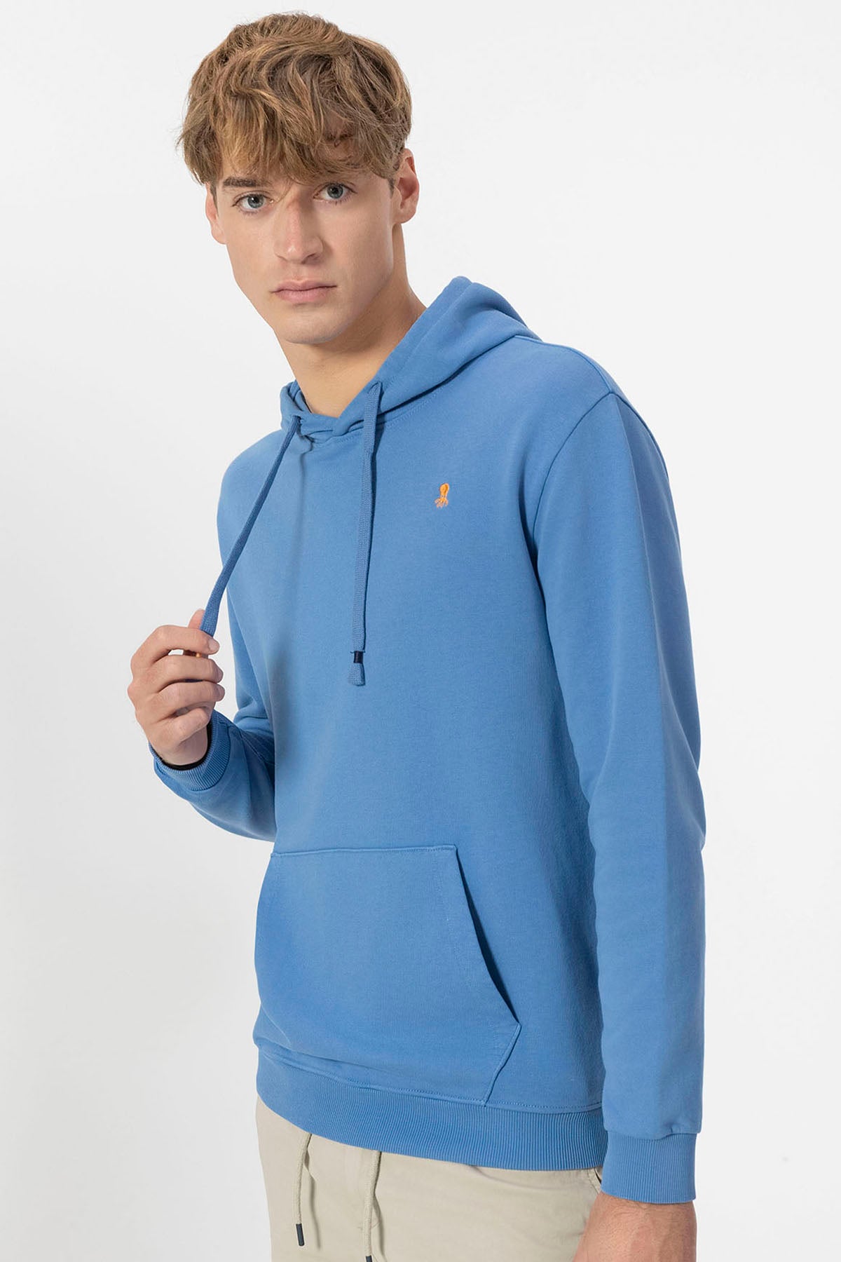 SWEATSHIRT BÁSICO COM CAPUZ E BORDADO CONTRASTE ÍNDIGO