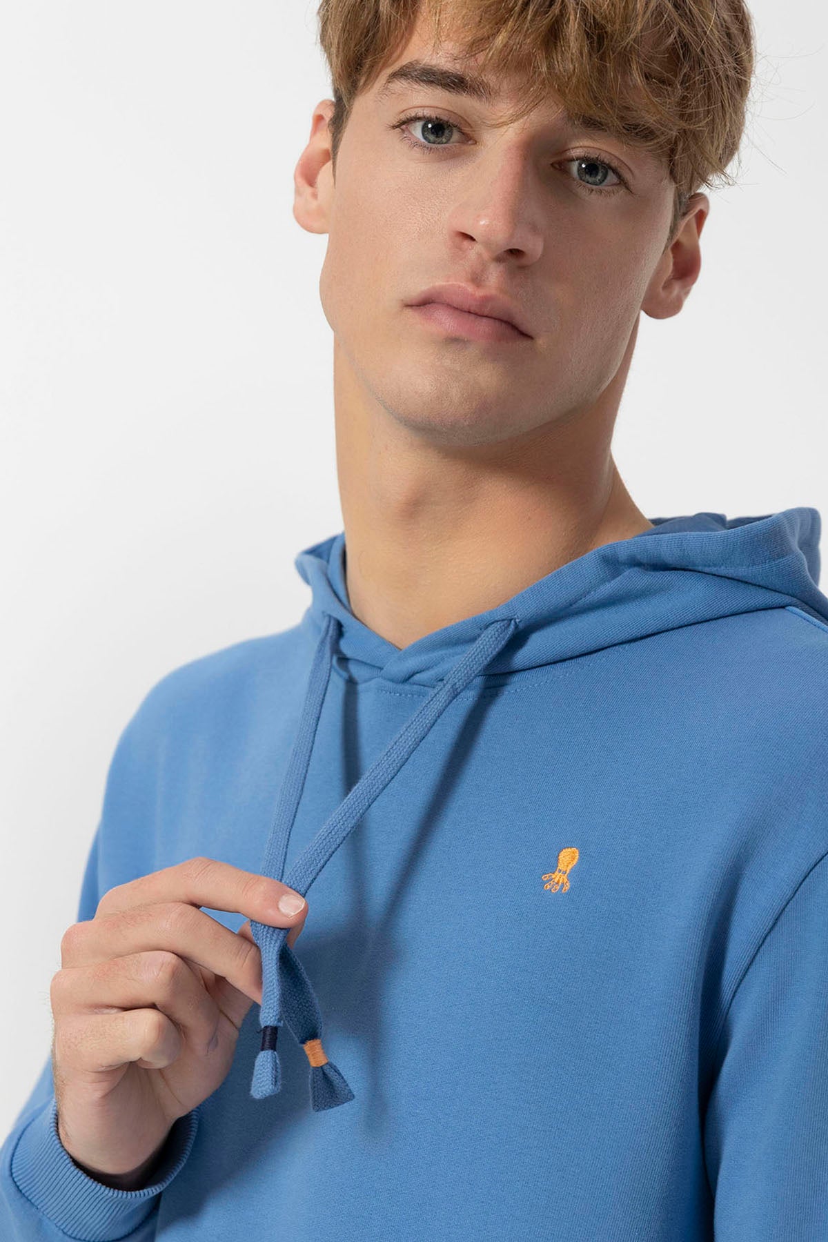 SWEATSHIRT BÁSICO COM CAPUZ E BORDADO CONTRASTE ÍNDIGO
