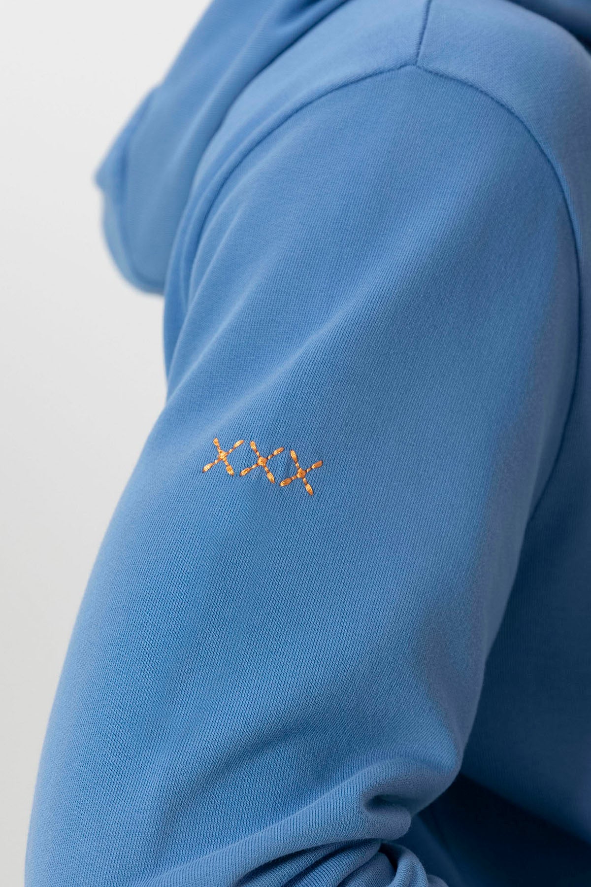 SWEATSHIRT BÁSICO COM CAPUZ E BORDADO CONTRASTE ÍNDIGO