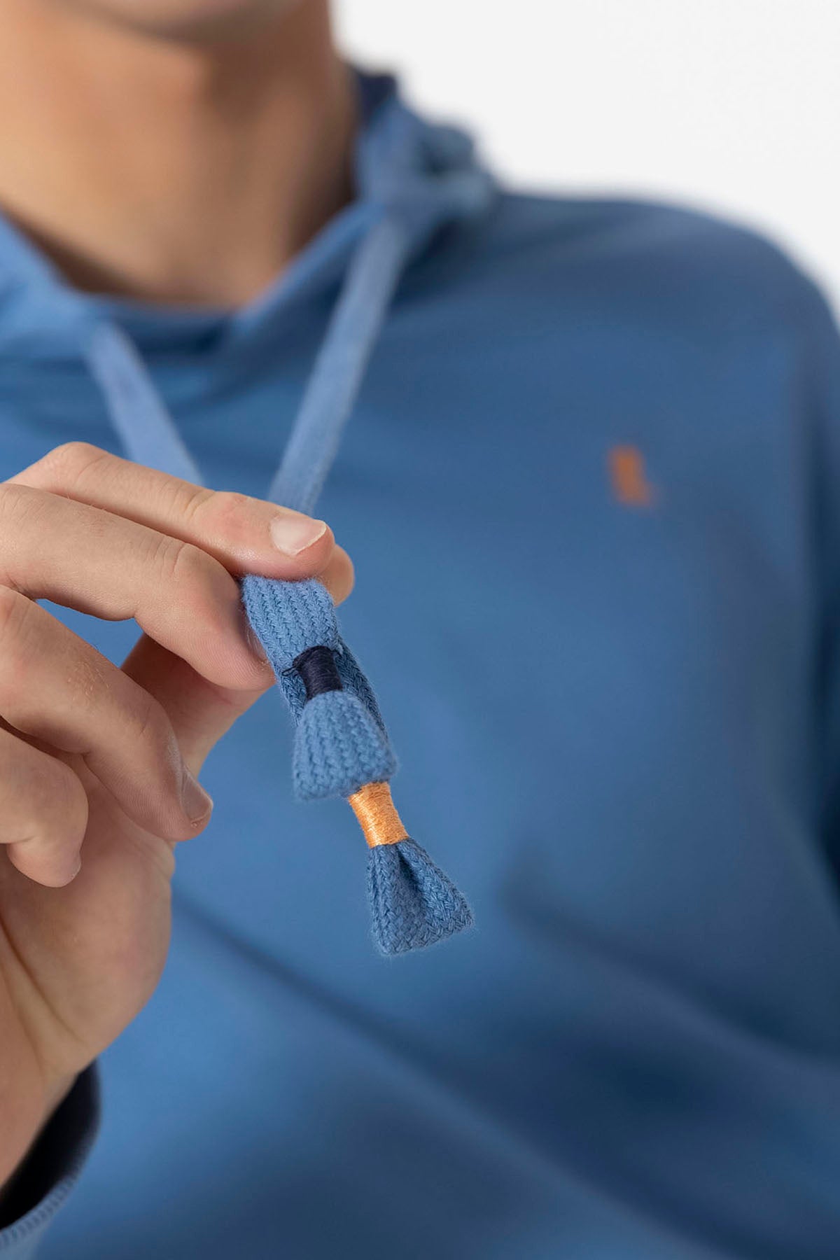 SWEATSHIRT BÁSICO COM CAPUZ E BORDADO CONTRASTE ÍNDIGO