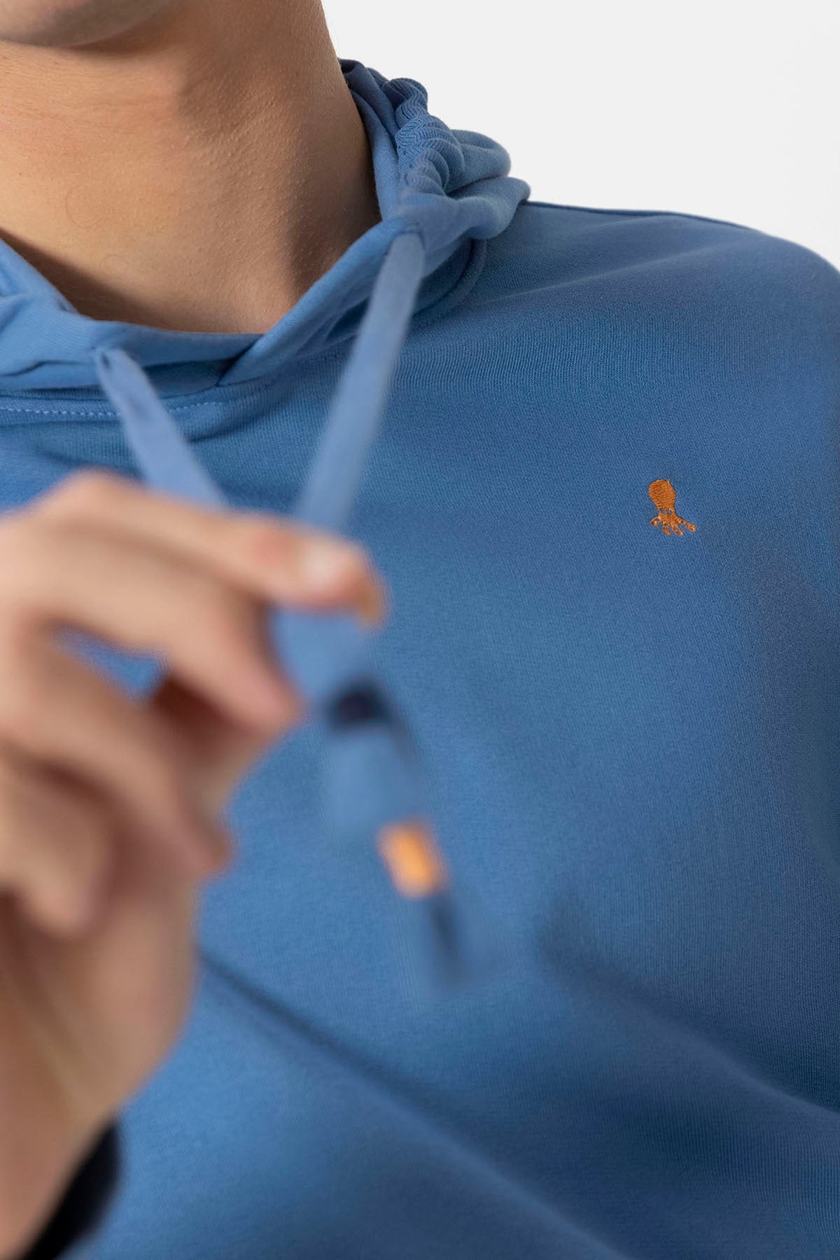 SWEATSHIRT BÁSICO COM CAPUZ E BORDADO CONTRASTE ÍNDIGO