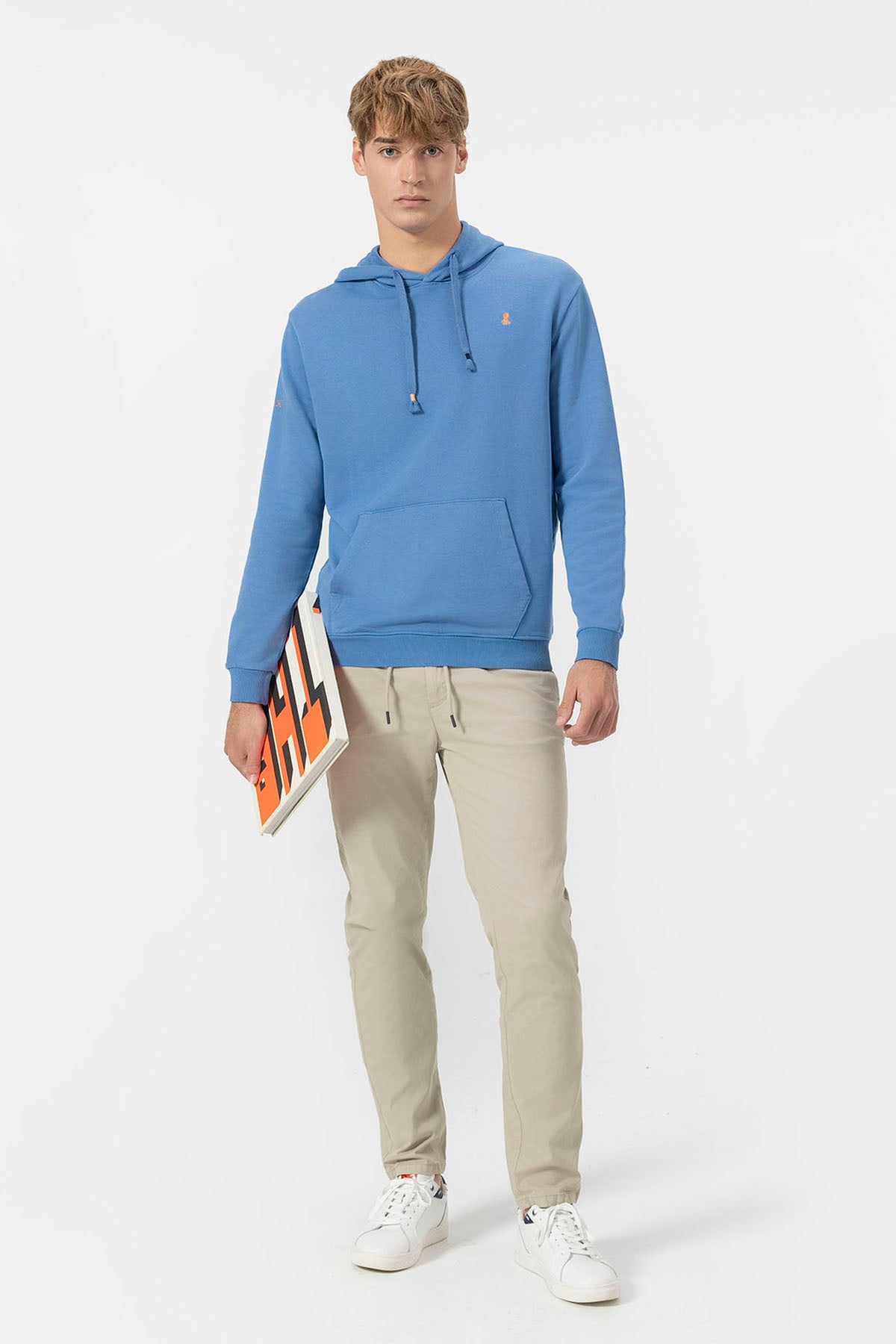 SUDADERA CAPUCHA BÁSICA BORDADO CONTRASTE ÍNDIGO