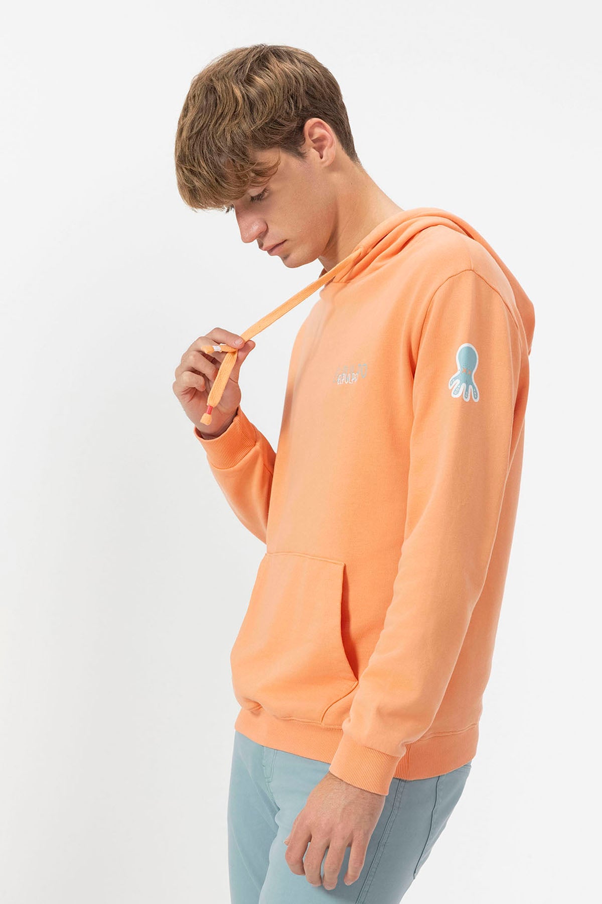 SWEATSHIRT COM CAPUZ E LOGOTIPO DE PÊSSEGO COM TRÊS DESENHOS