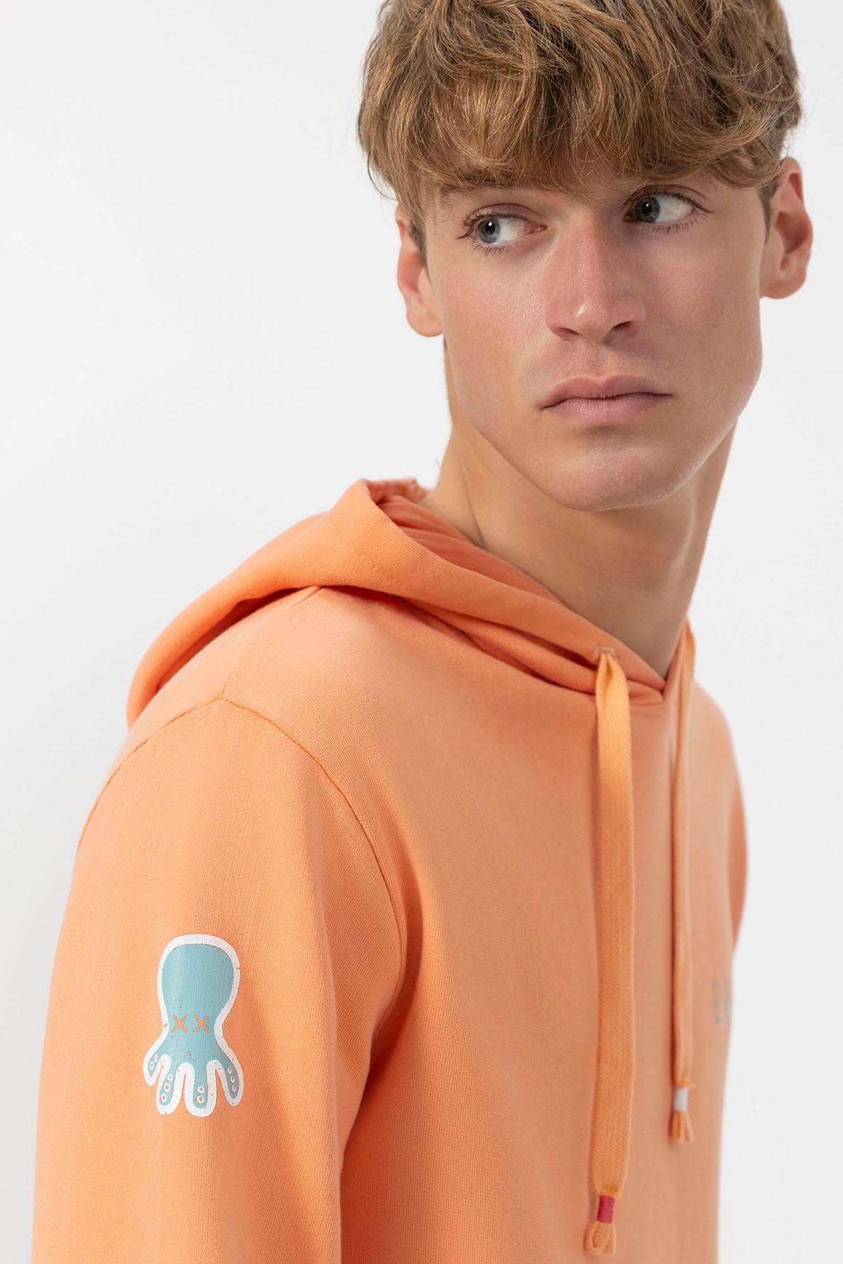 SWEATSHIRT COM CAPUZ E LOGOTIPO DE PÊSSEGO COM TRÊS DESENHOS