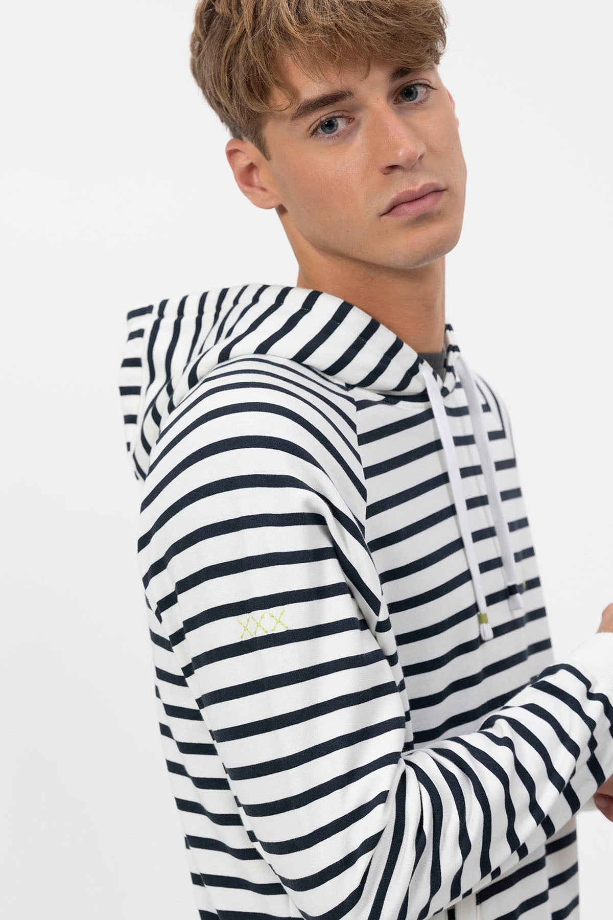 SWEATSHIRT COM CAPUZ LISTRADO BORDADO BRANCO PURO