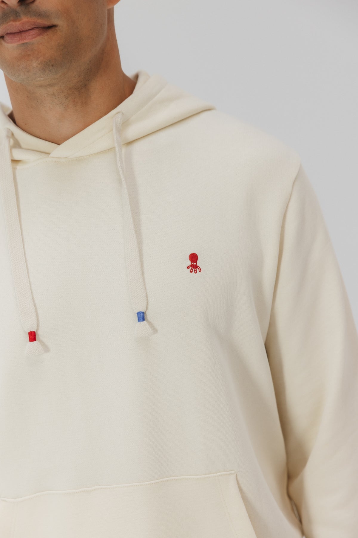 SUDADERA CAPUCHA LOGO BORDADO BLANCO ROTO
