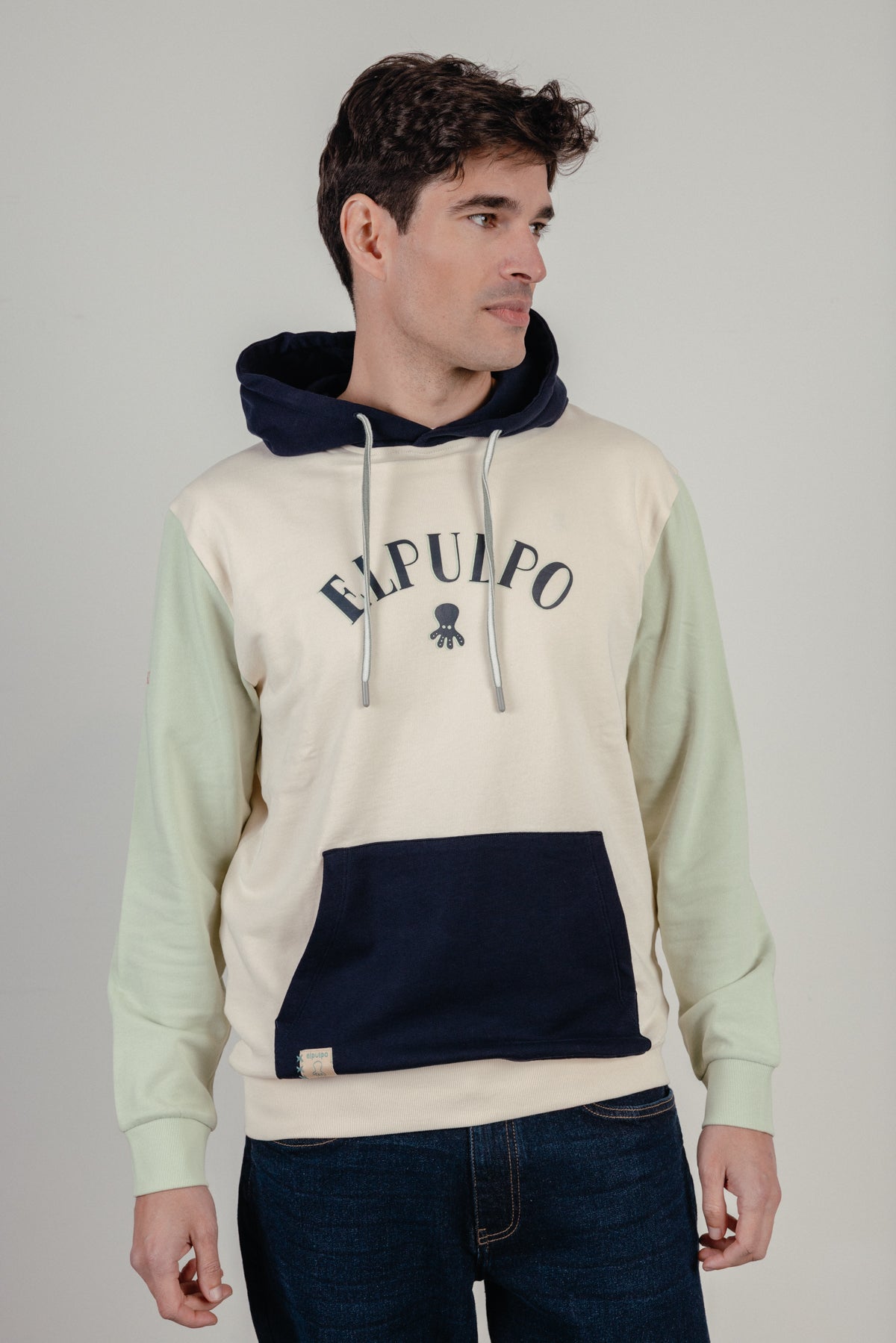 Sudadera capucha color block estampado blanco roto