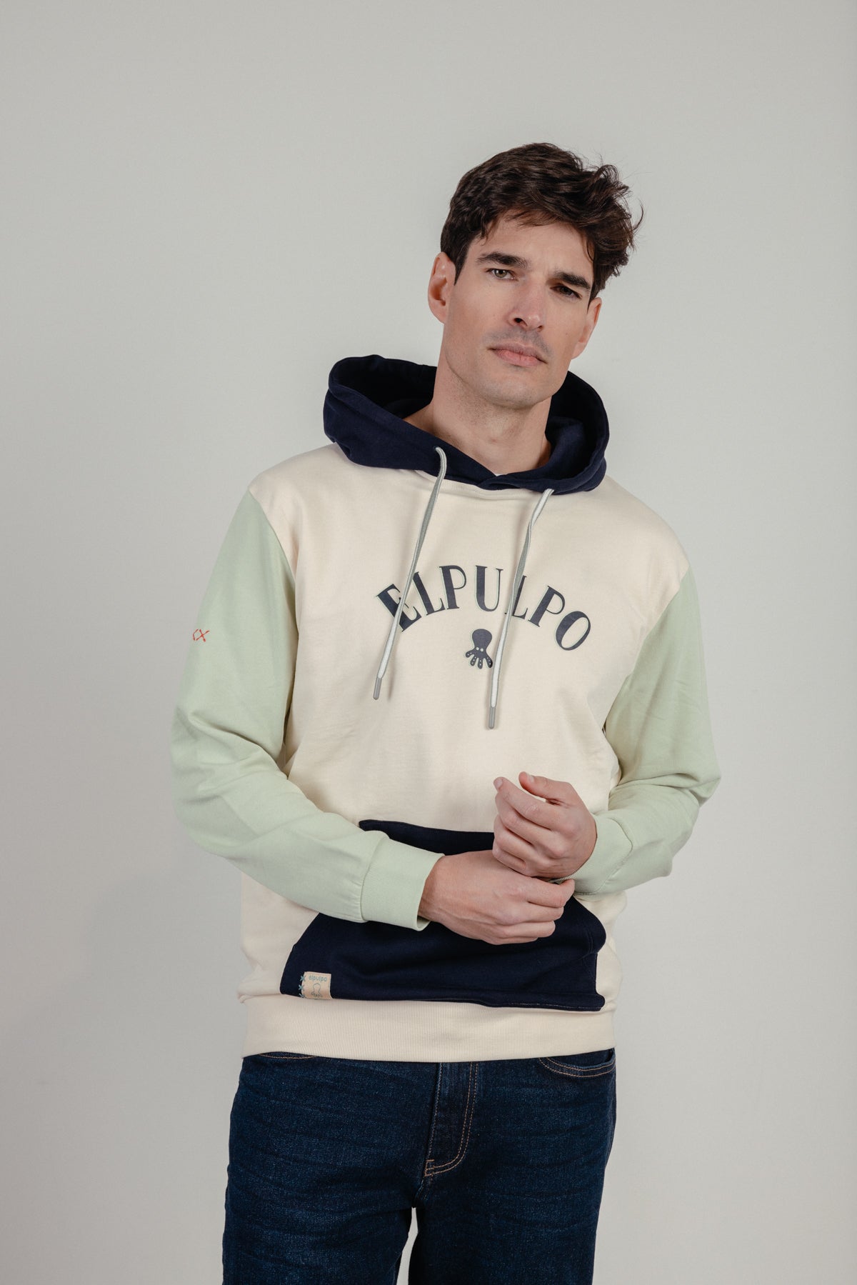 Sudadera capucha color block estampado blanco roto