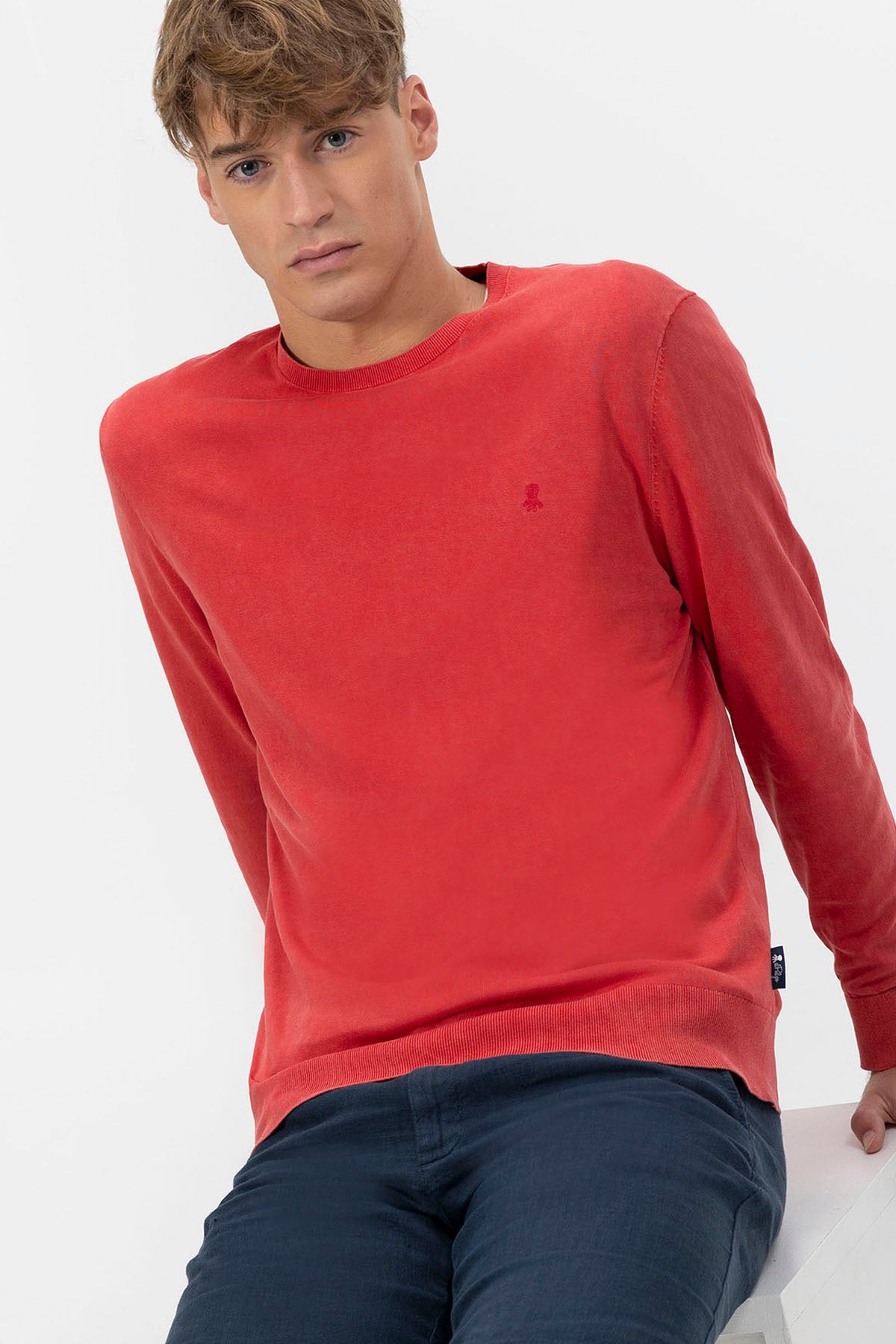 JERSEY BÁSICA LAVADA COM LOGOTIPO VERMELHO DELAVÉ