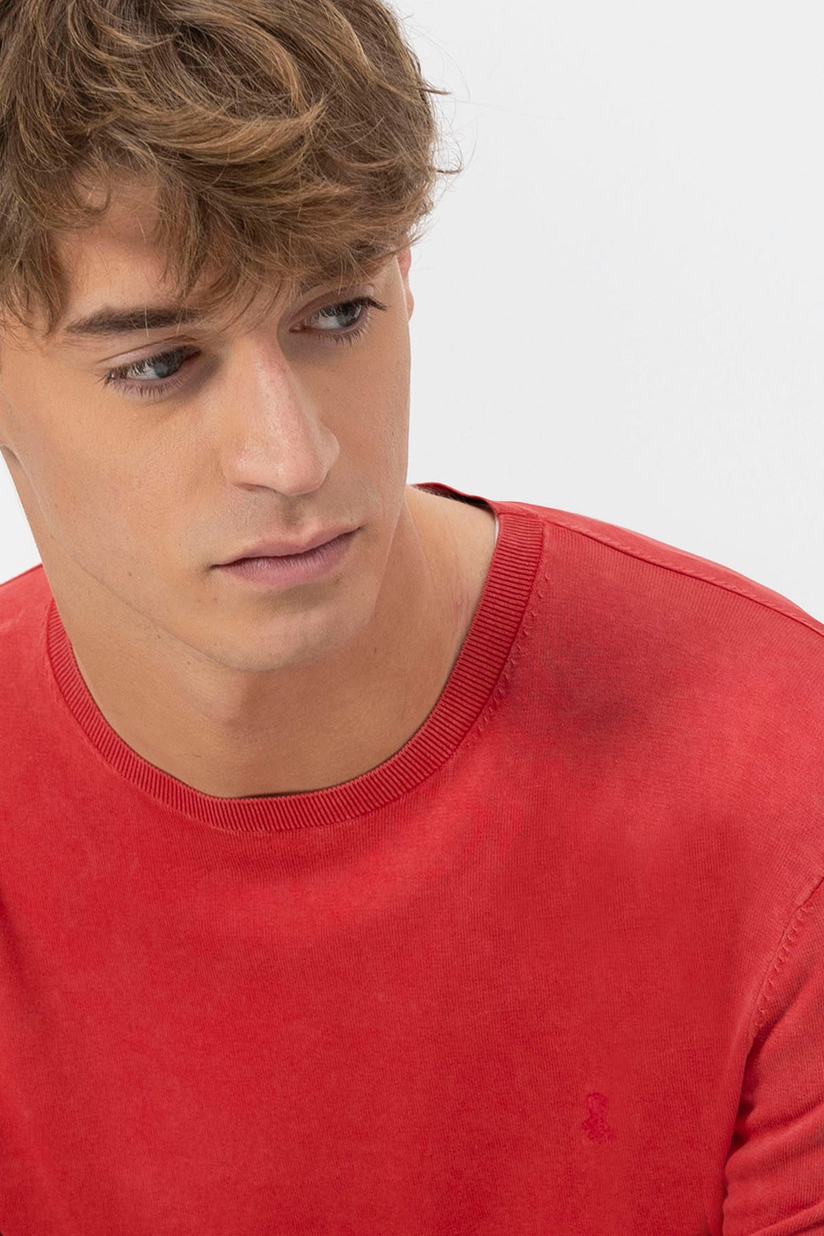 JERSEY BÁSICA LAVADA COM LOGOTIPO VERMELHO DELAVÉ