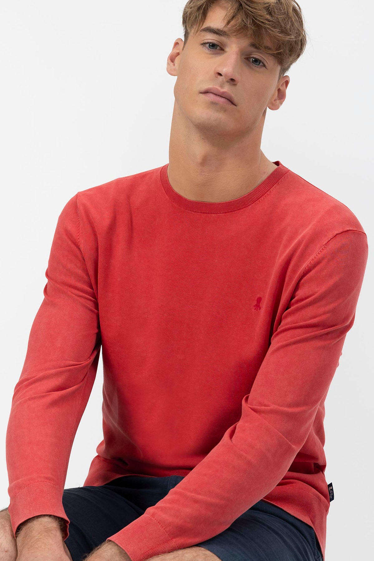 JERSEY BÁSICA LAVADA COM LOGOTIPO VERMELHO DELAVÉ