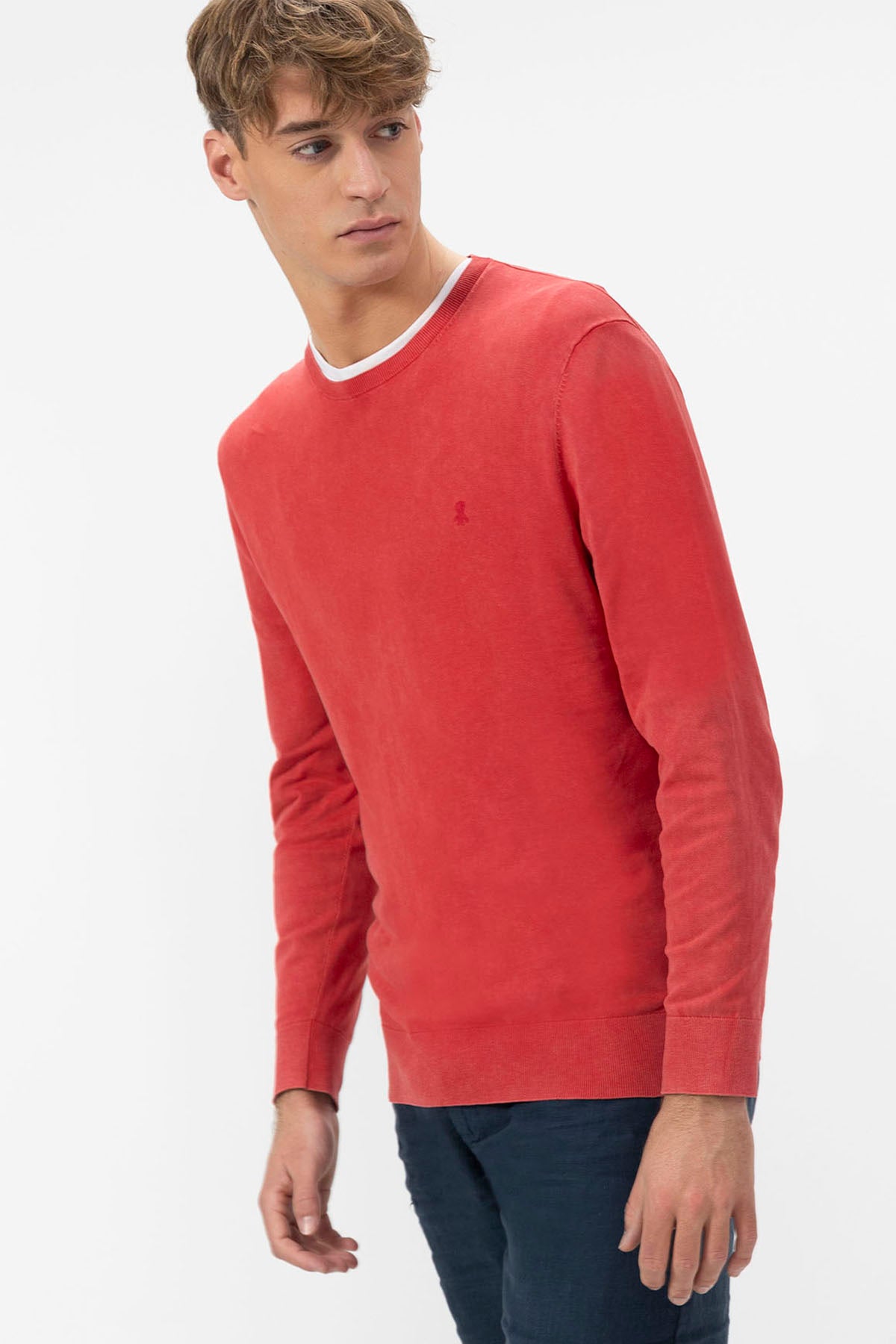 JERSEY BÁSICA LAVADA COM LOGOTIPO VERMELHO DELAVÉ