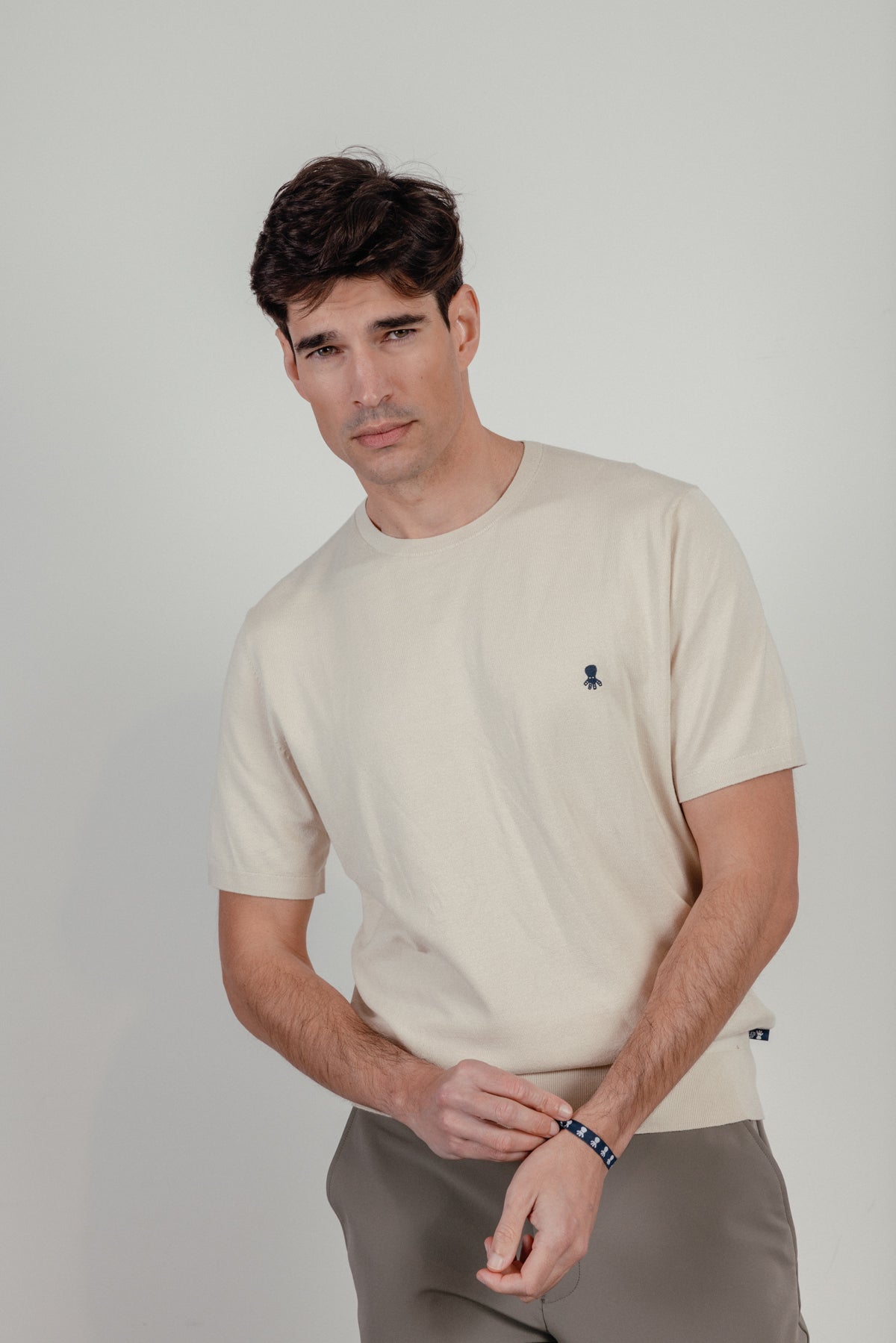 Camiseta de punto básica logo blanco roto