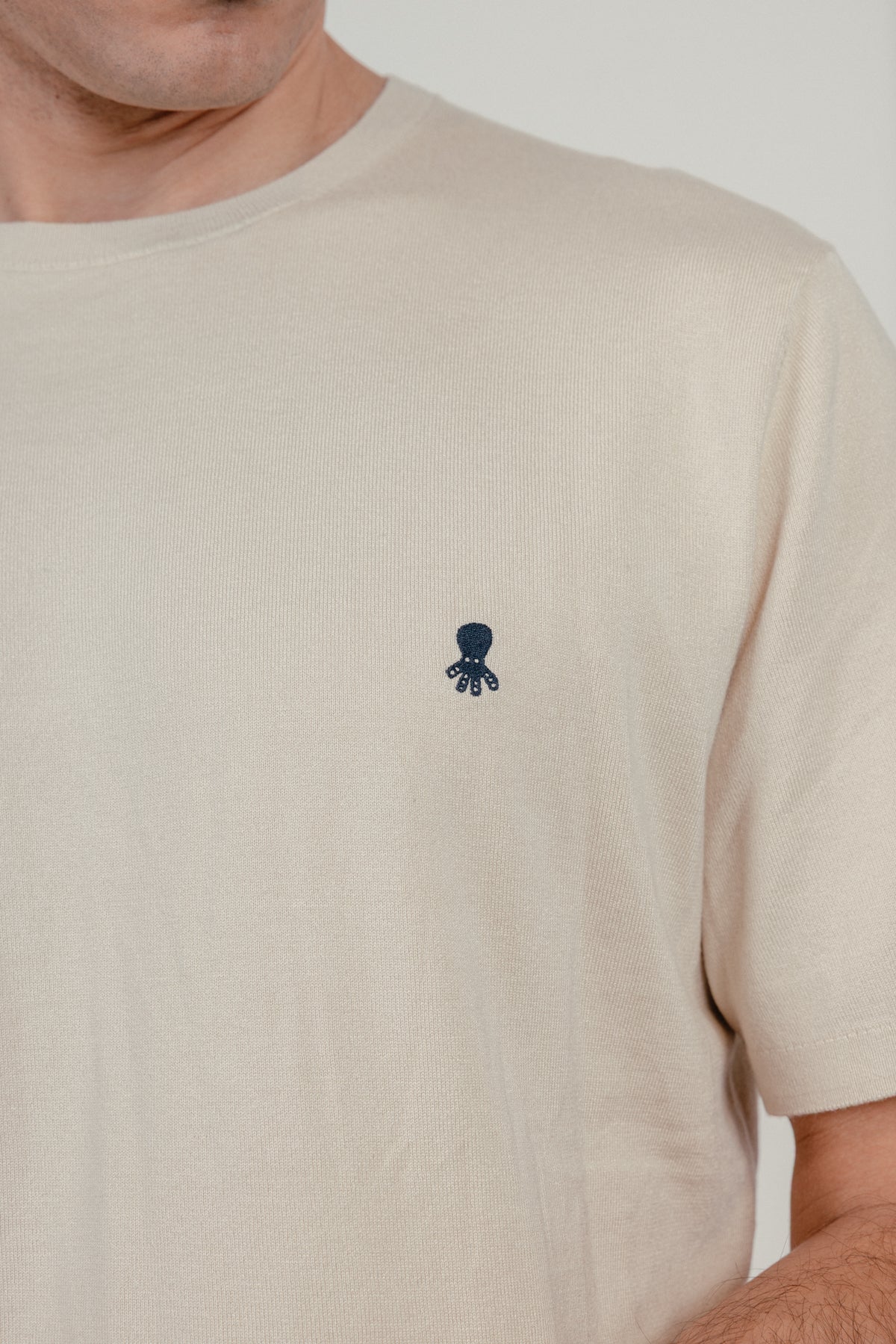 Camiseta de punto básica logo blanco roto