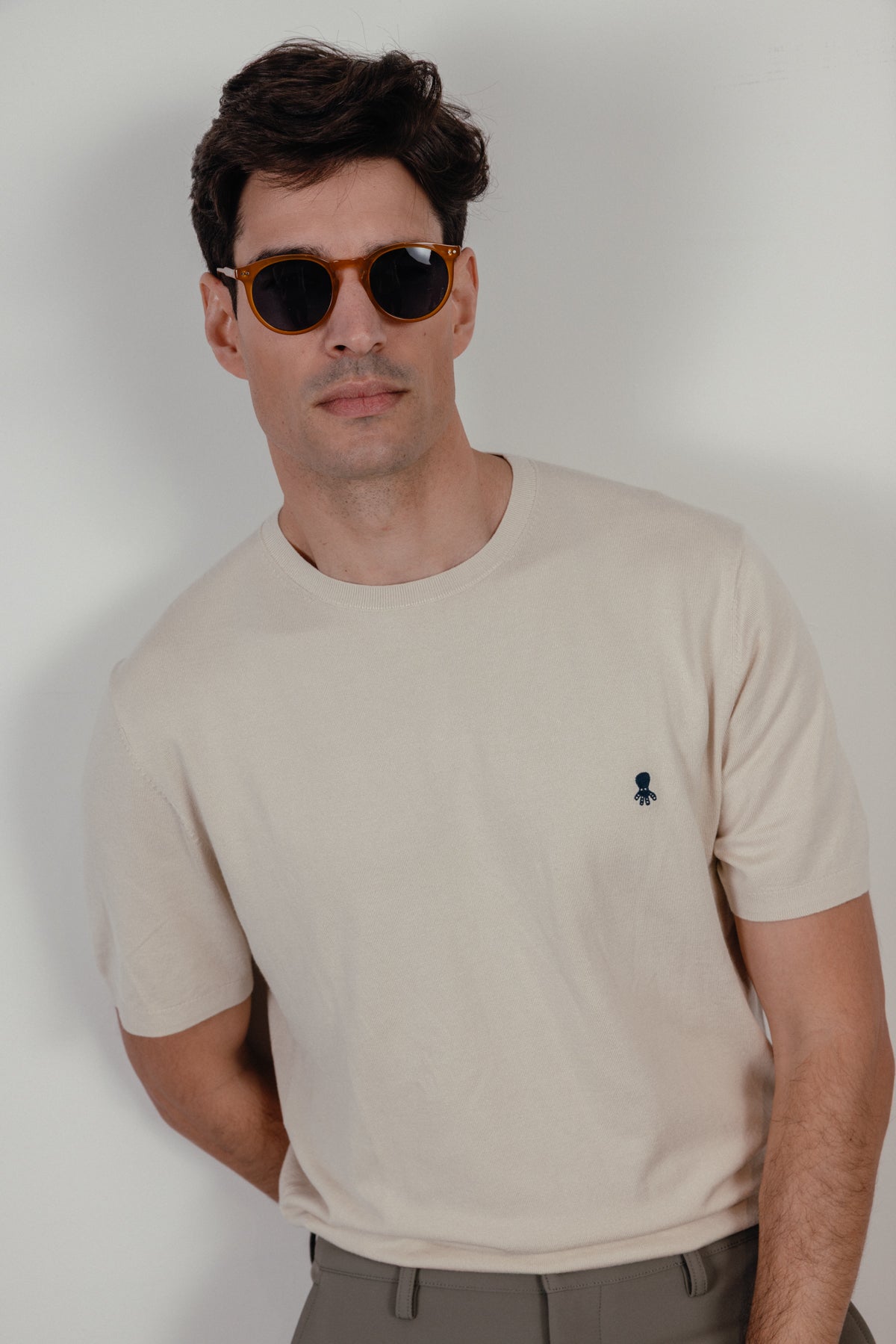 Camiseta de punto básica logo blanco roto