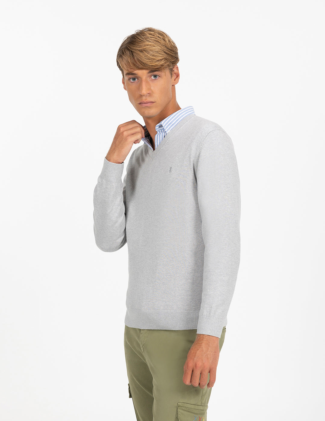SWEATER COM GOLA V E LOGOTIPO VIGORÉ CINZA MIX