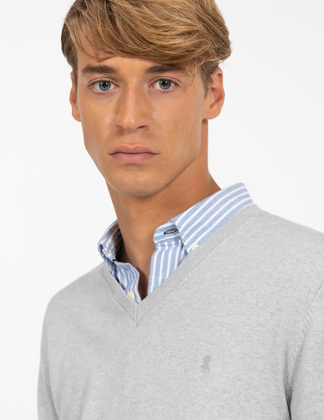 SWEATER COM GOLA V E LOGOTIPO VIGORÉ CINZA MIX