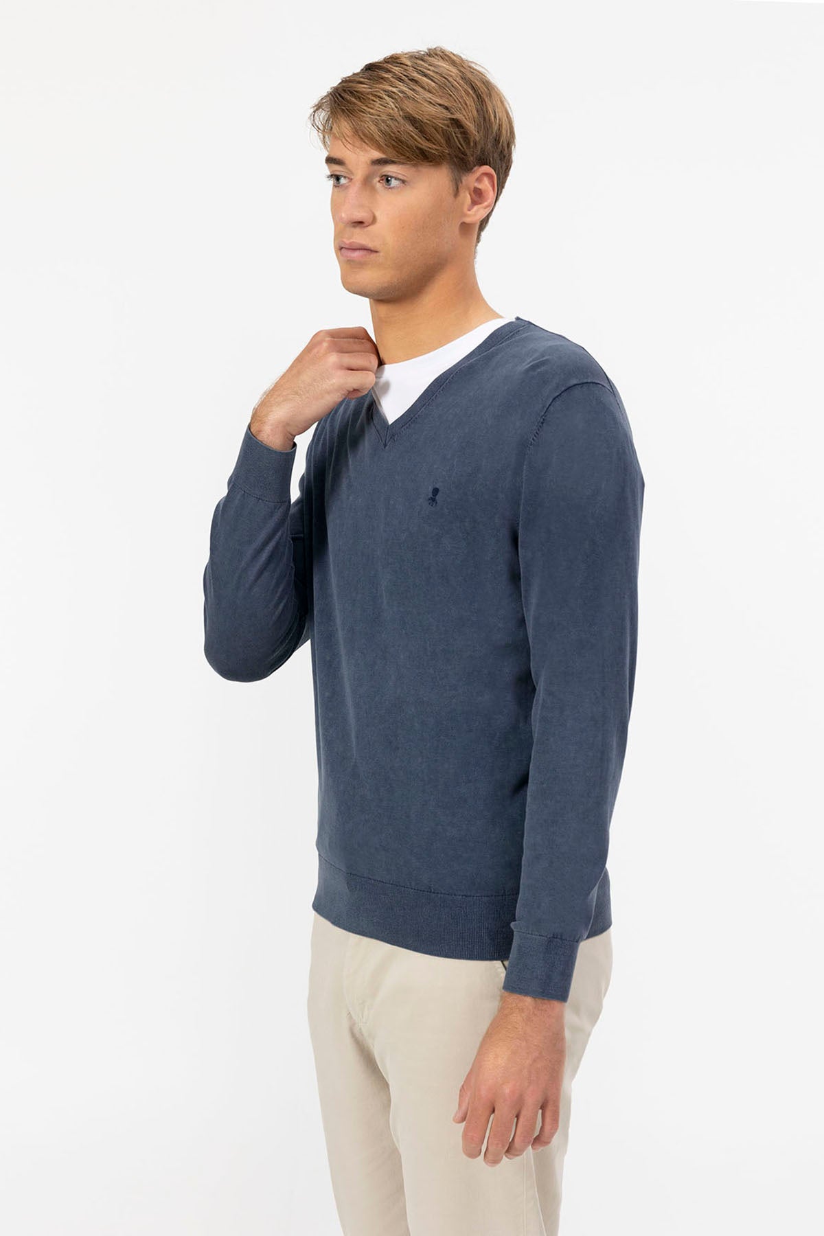 SWEATER DELAVÉ BASIC AZUL MARINHO EXTRAFINO COM DECOTE EM V LAVADO