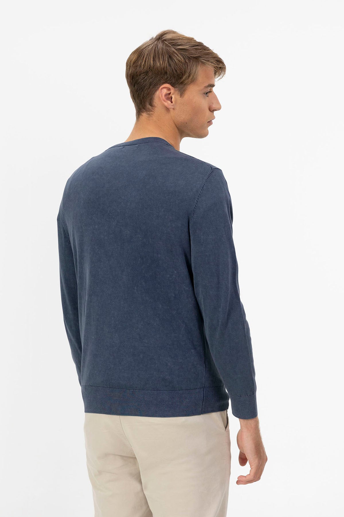 SWEATER DELAVÉ BASIC AZUL MARINHO EXTRAFINO COM DECOTE EM V LAVADO
