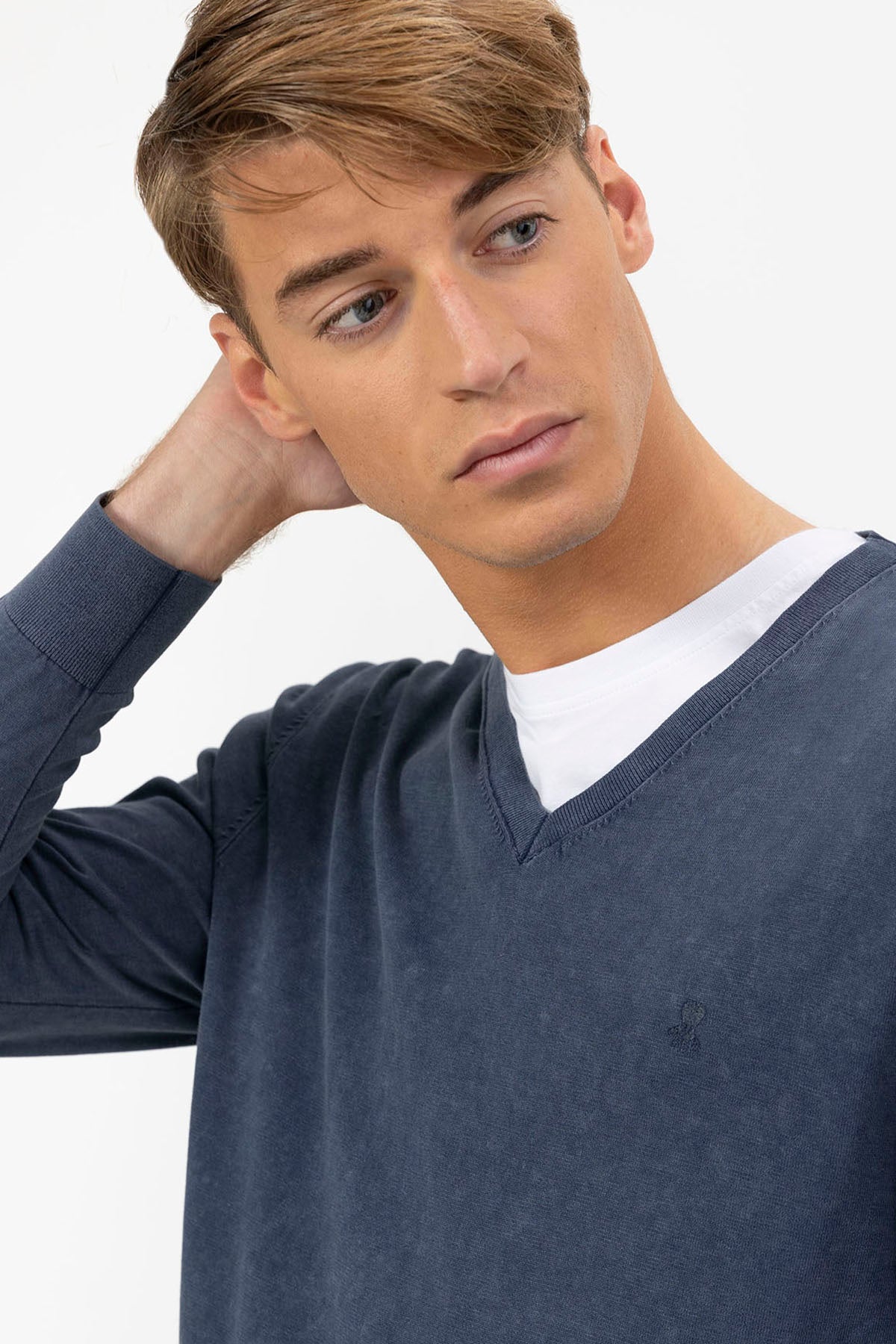 SWEATER DELAVÉ BASIC AZUL MARINHO EXTRAFINO COM DECOTE EM V LAVADO