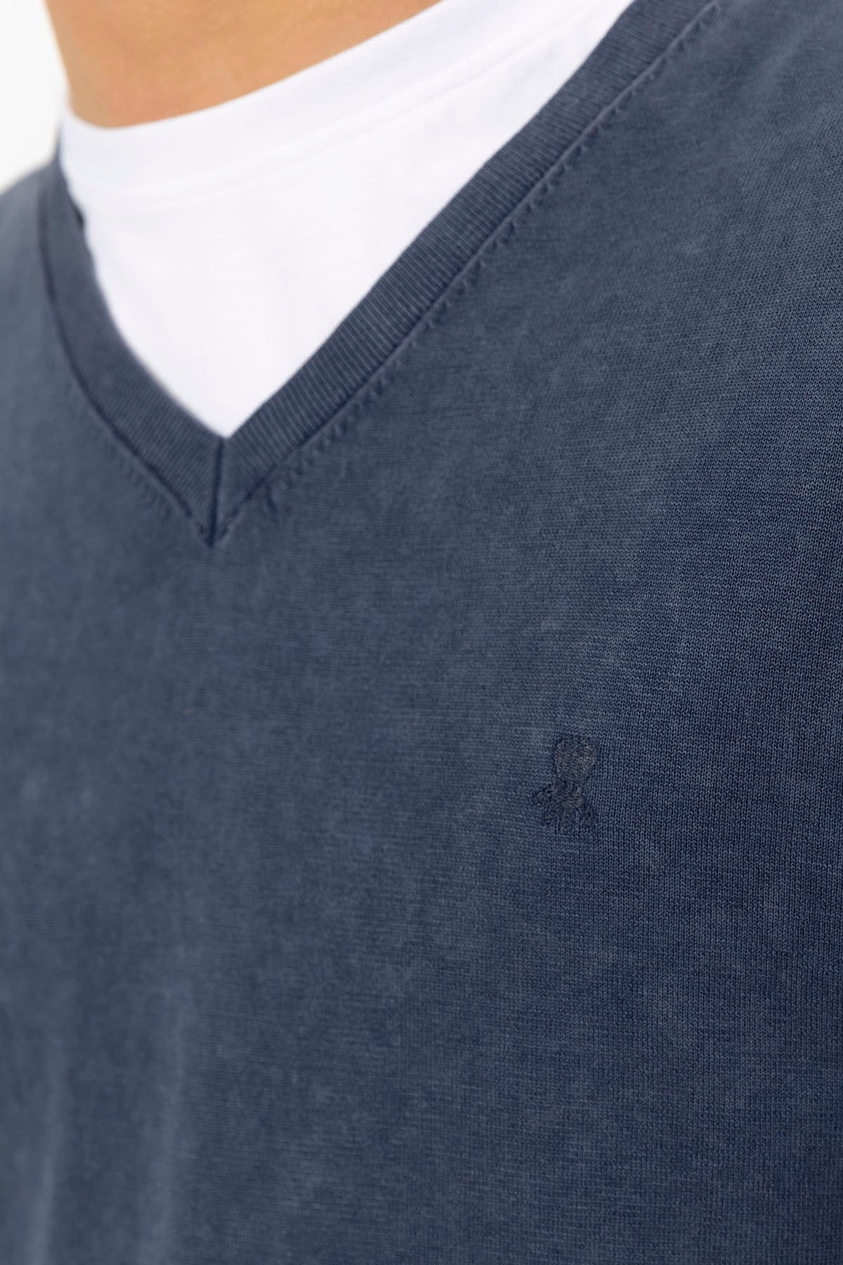 SWEATER DELAVÉ BASIC AZUL MARINHO EXTRAFINO COM DECOTE EM V LAVADO