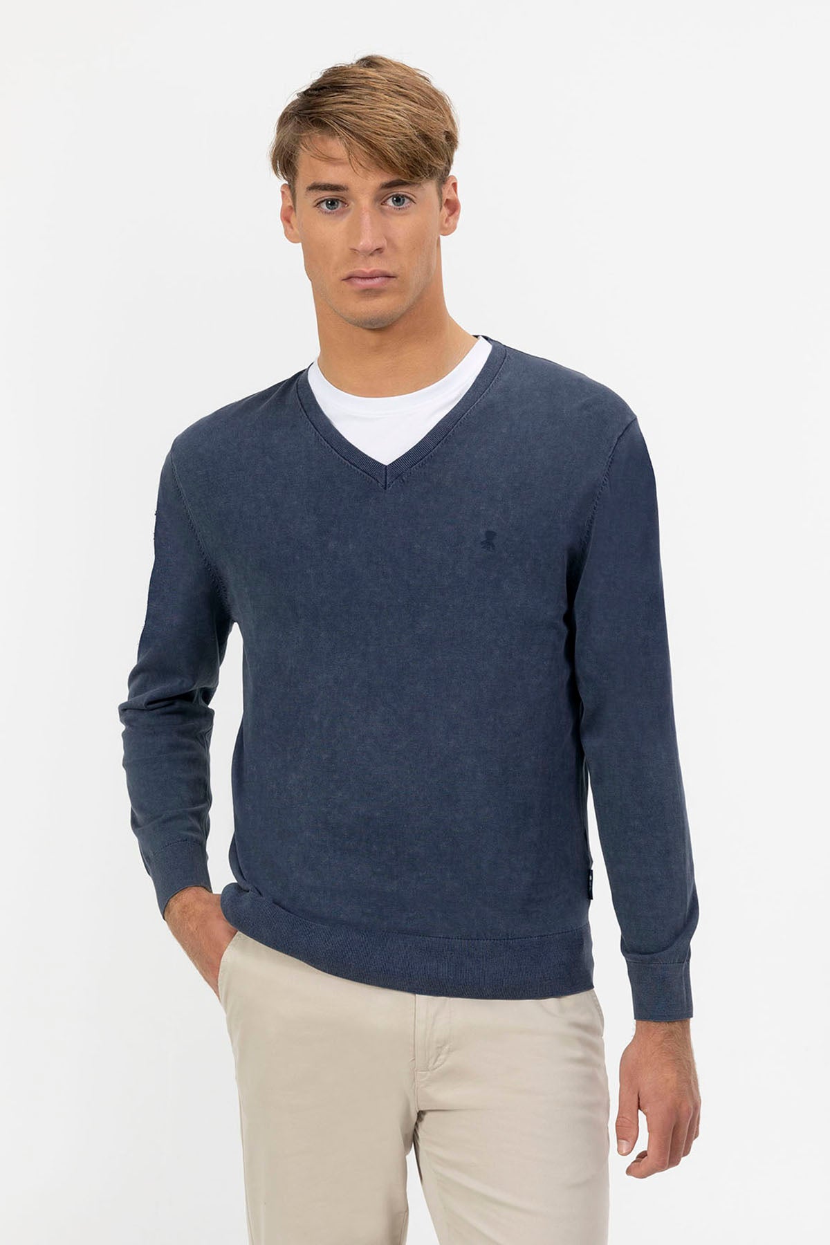 SWEATER DELAVÉ BASIC AZUL MARINHO EXTRAFINO COM DECOTE EM V LAVADO