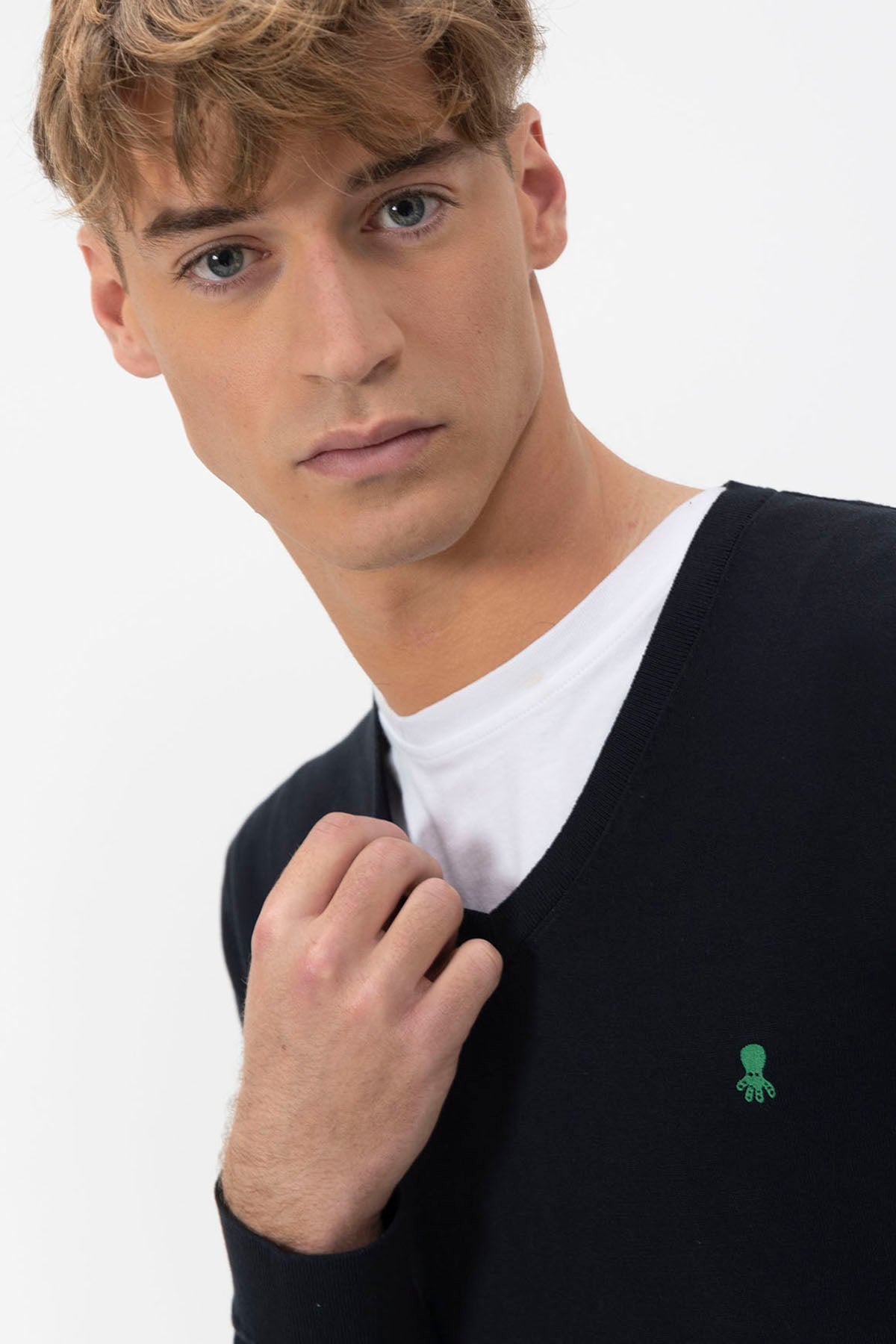 SWEATER EM MALHA CREPE AZUL MARINHO COM GOLA V