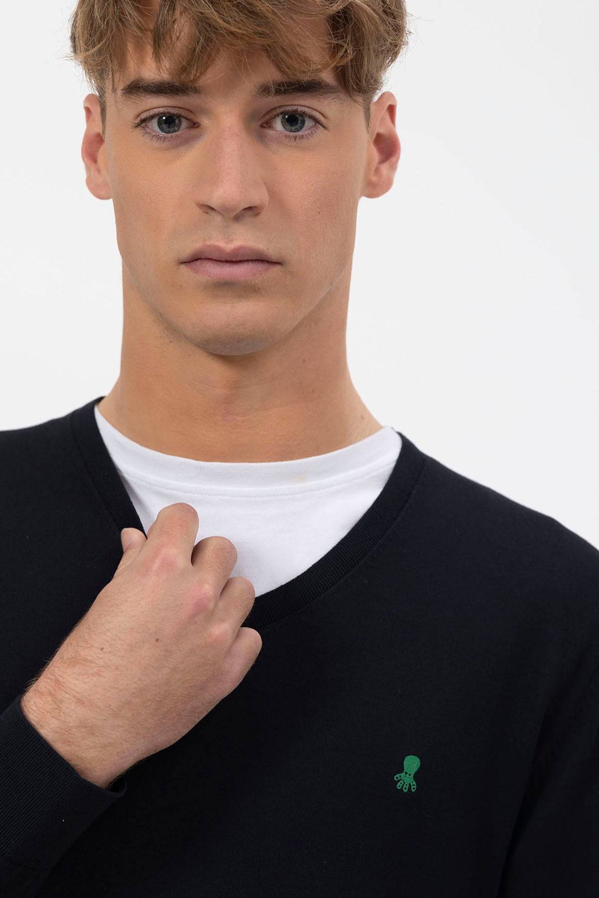 SWEATER EM MALHA CREPE AZUL MARINHO COM GOLA V