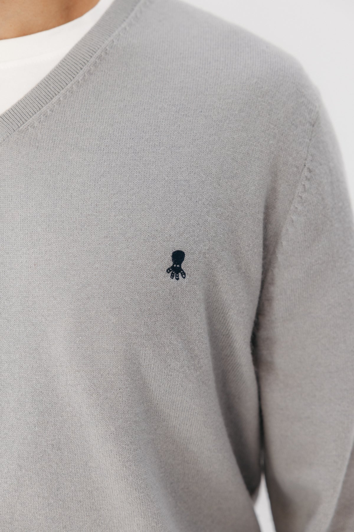 JERSEY BÁSICO CUELLO PICO GRIS VIGORÉ
