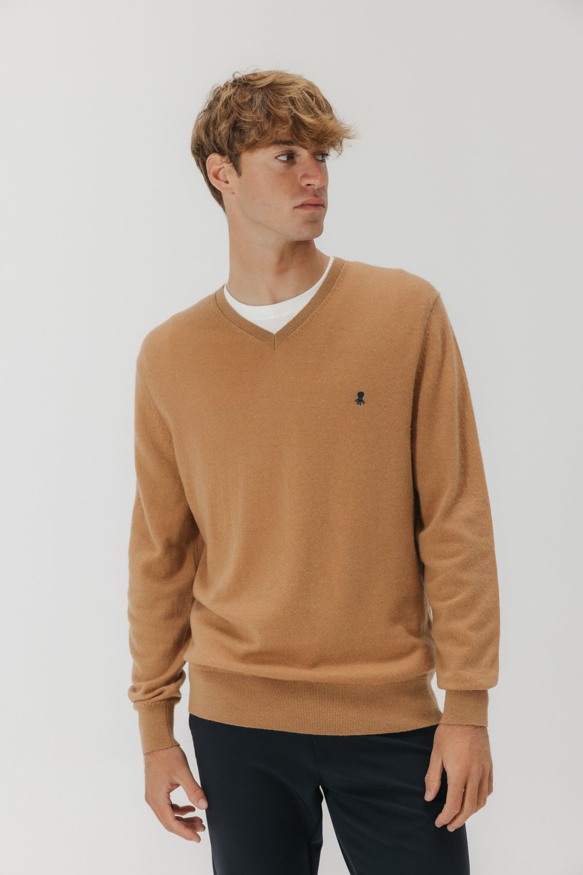 JERSEY BÁSICO CUELLO PICO CAMEL