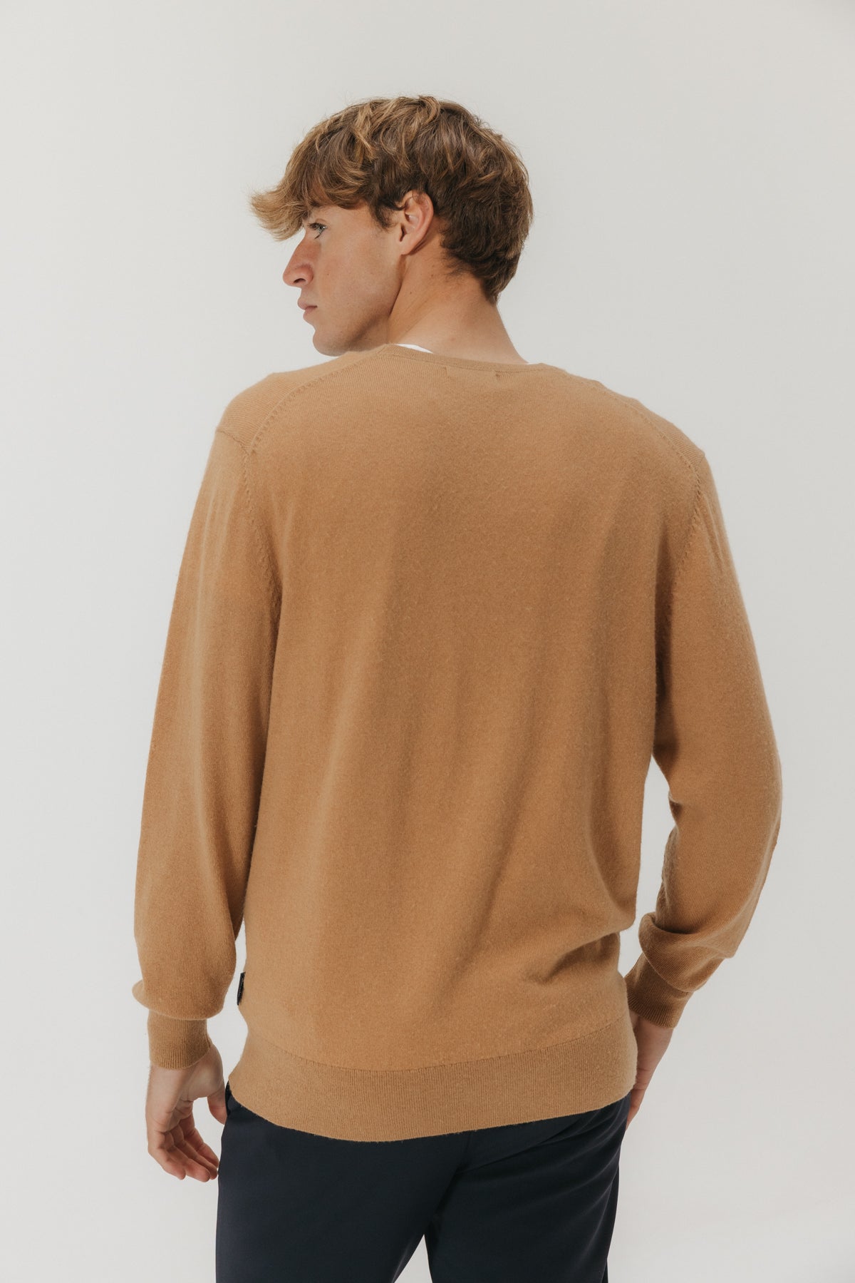 JERSEY BÁSICO CUELLO PICO CAMEL