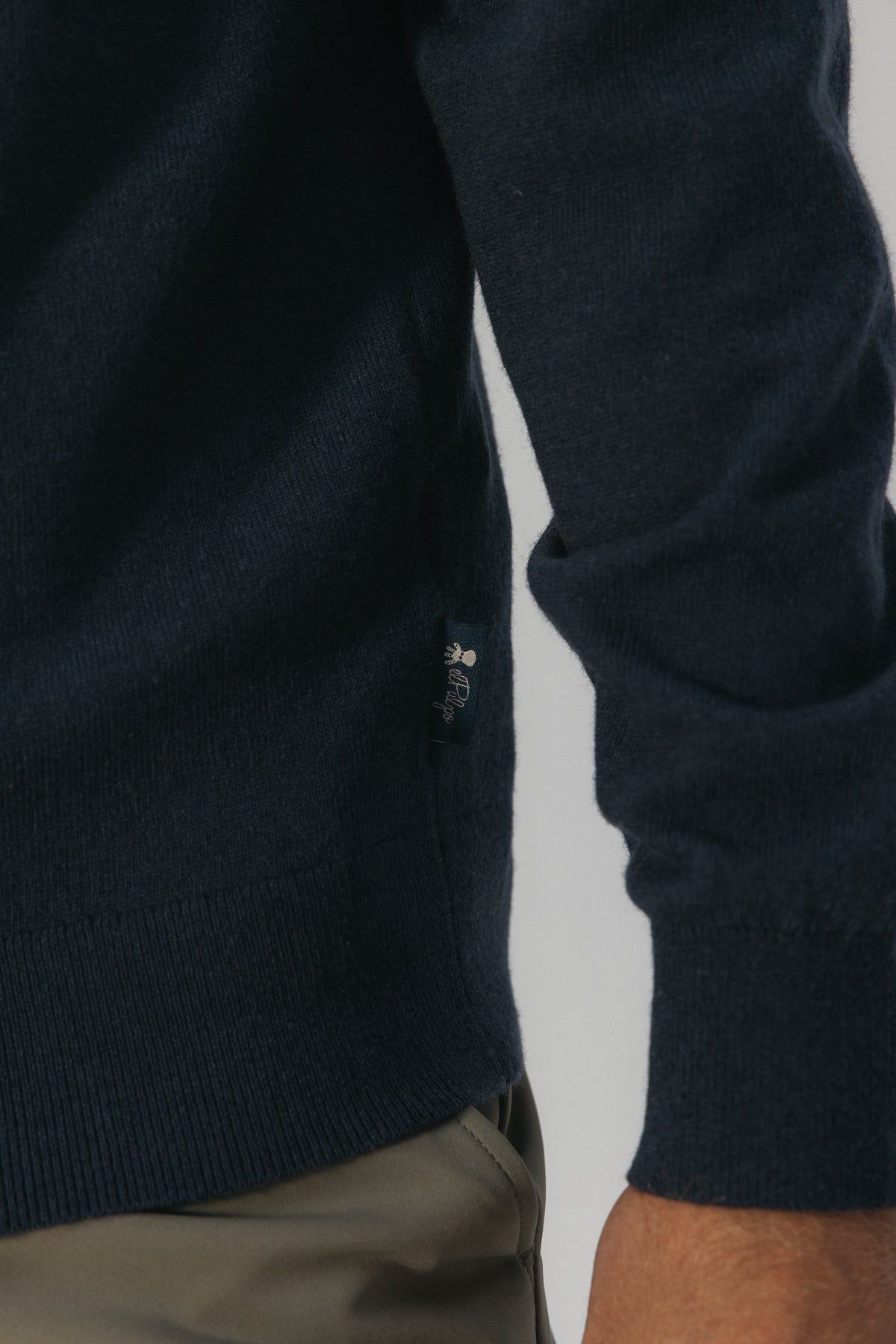 JERSEY BÁSICO CUELLO PICO AZUL MARINO