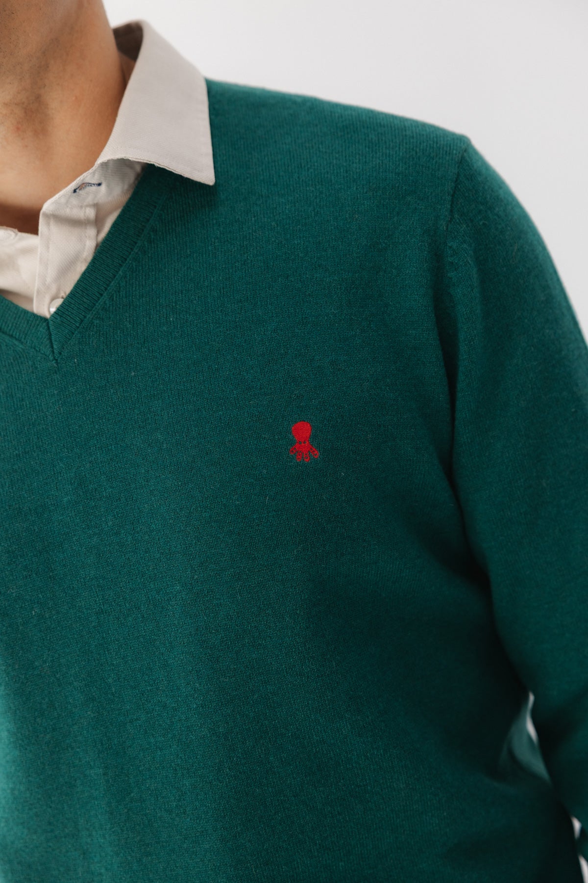 JERSEY BÁSICO CUELLO PICO VERDE BOTELLA