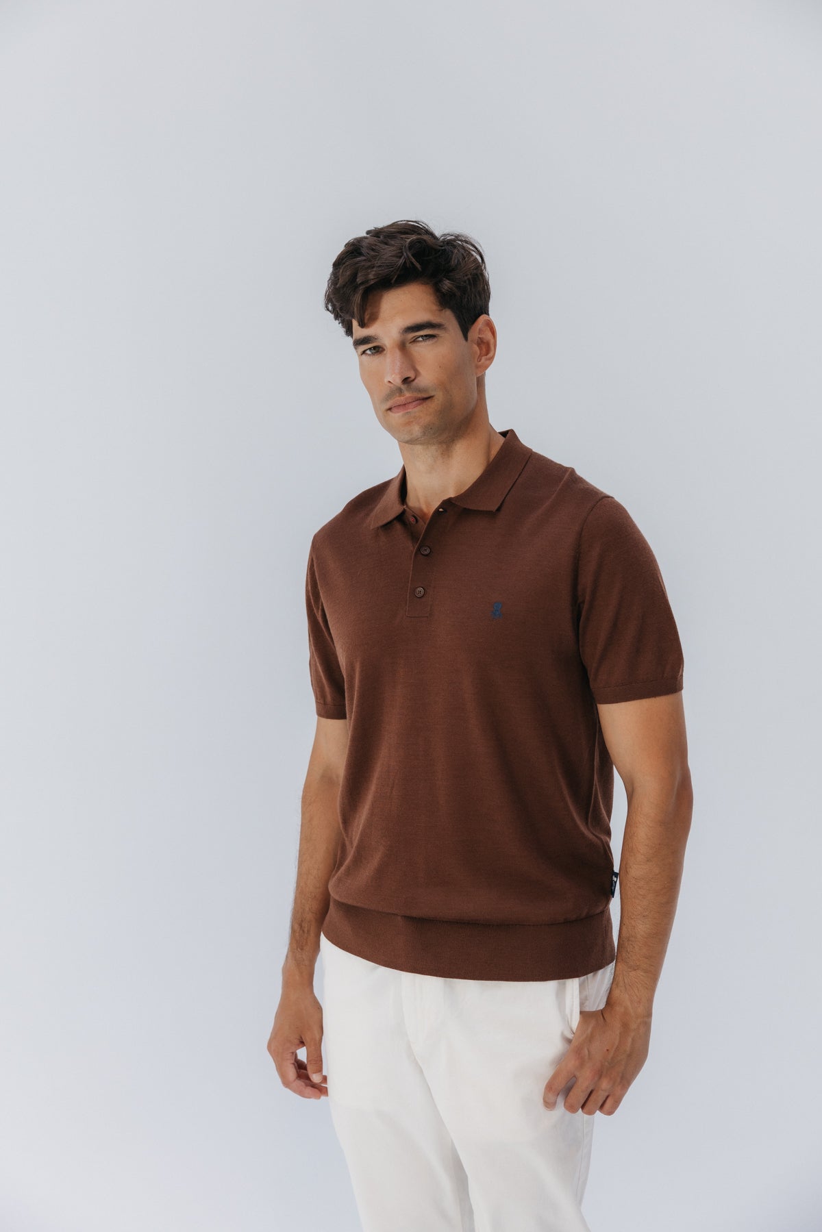 POLO MERINO CUELLO CAMISERO MARRÓN CHOCOLATE
