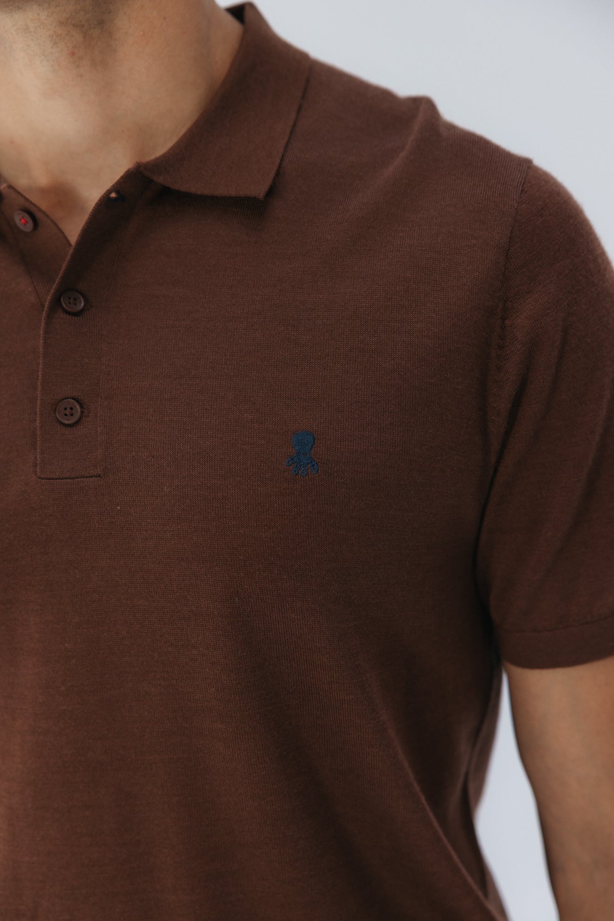 POLO MERINO CUELLO CAMISERO MARRÓN CHOCOLATE