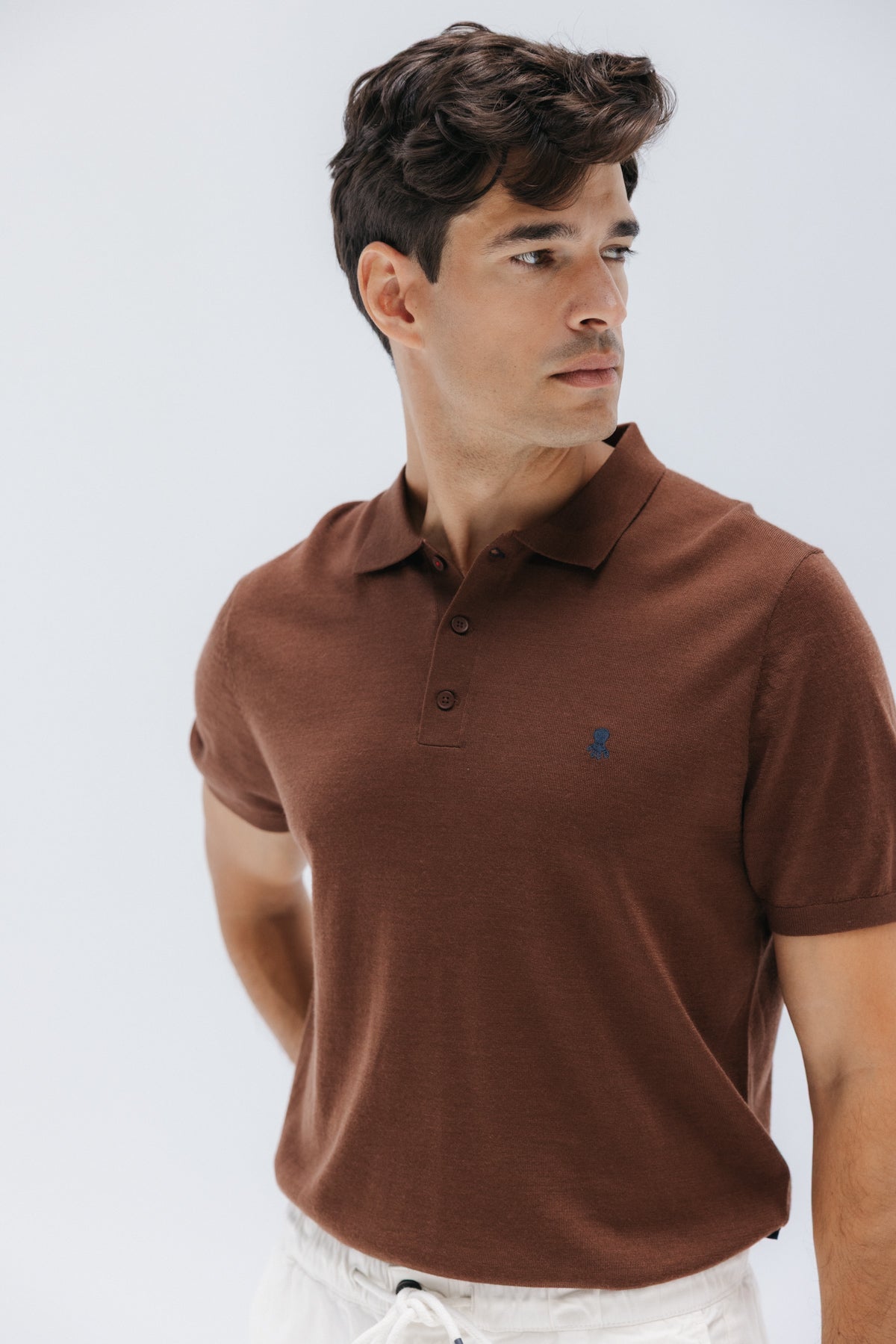 POLO MERINO CUELLO CAMISERO MARRÓN CHOCOLATE