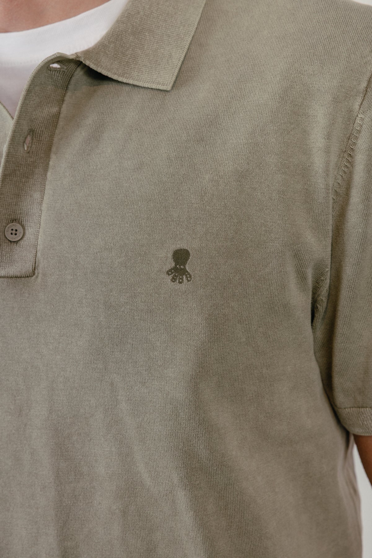 Polo lavado básico verde salvia