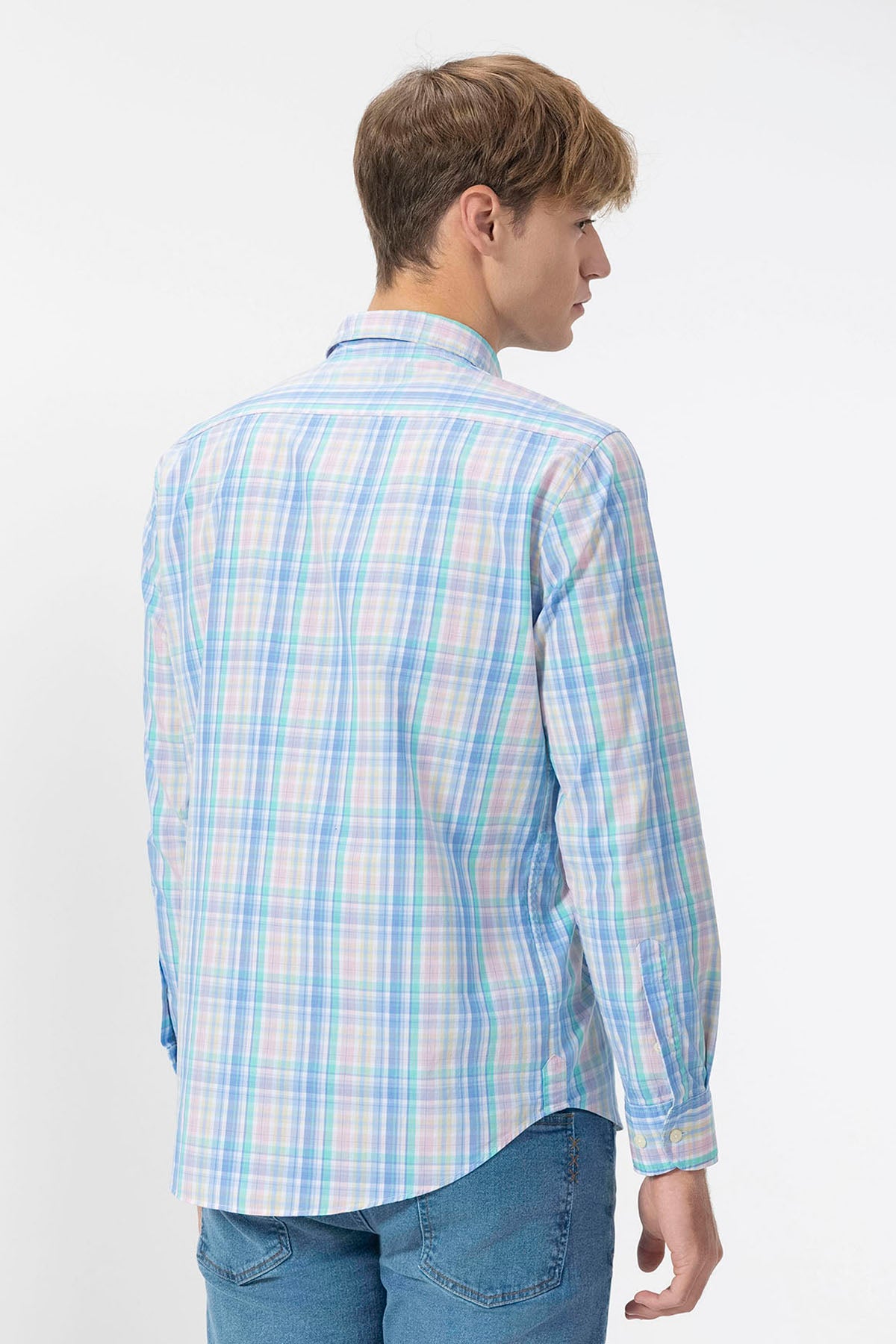 Camisa de popelina xadrez azul multicolorida com gola abotoada