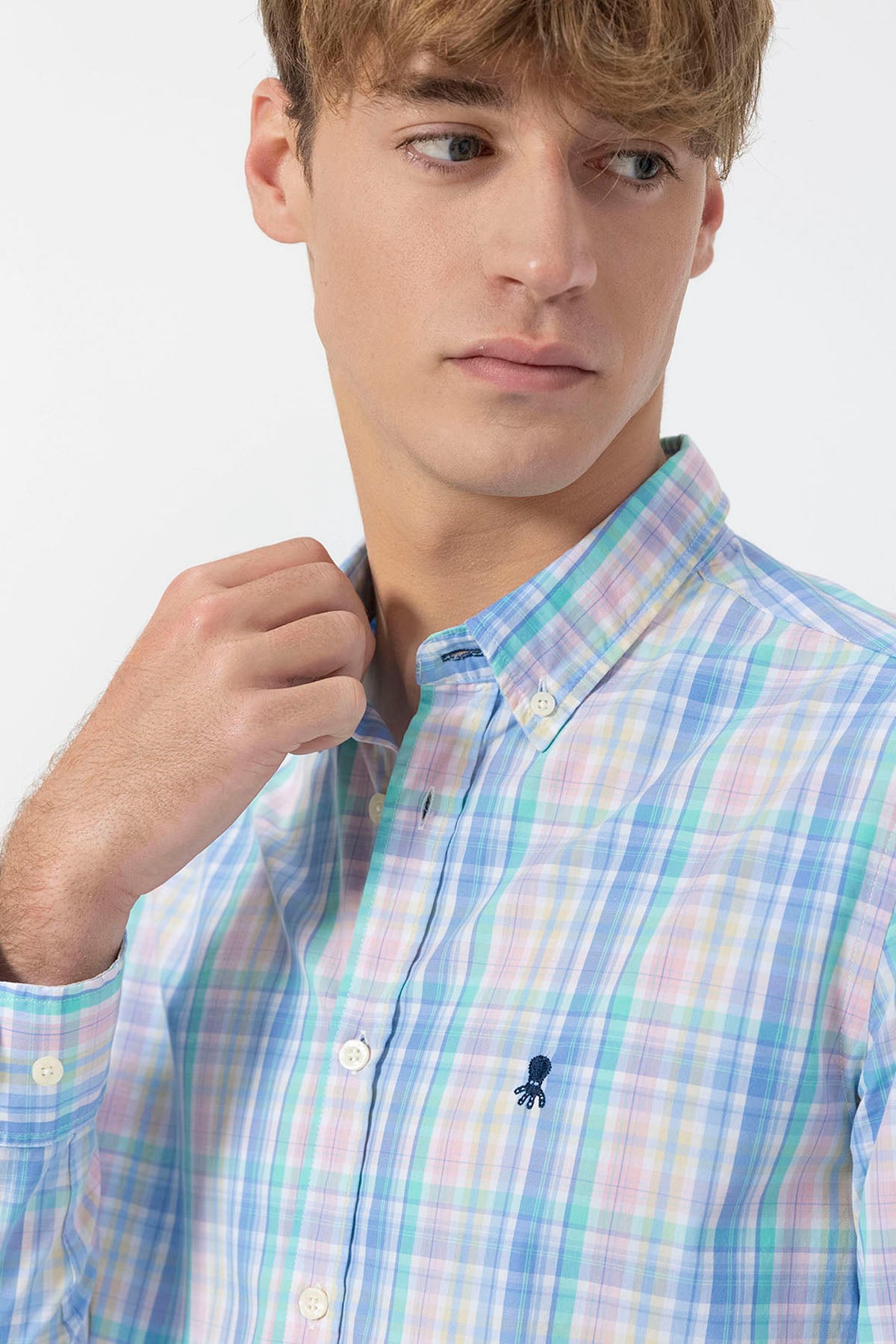 Camisa de popelina xadrez azul multicolorida com gola abotoada