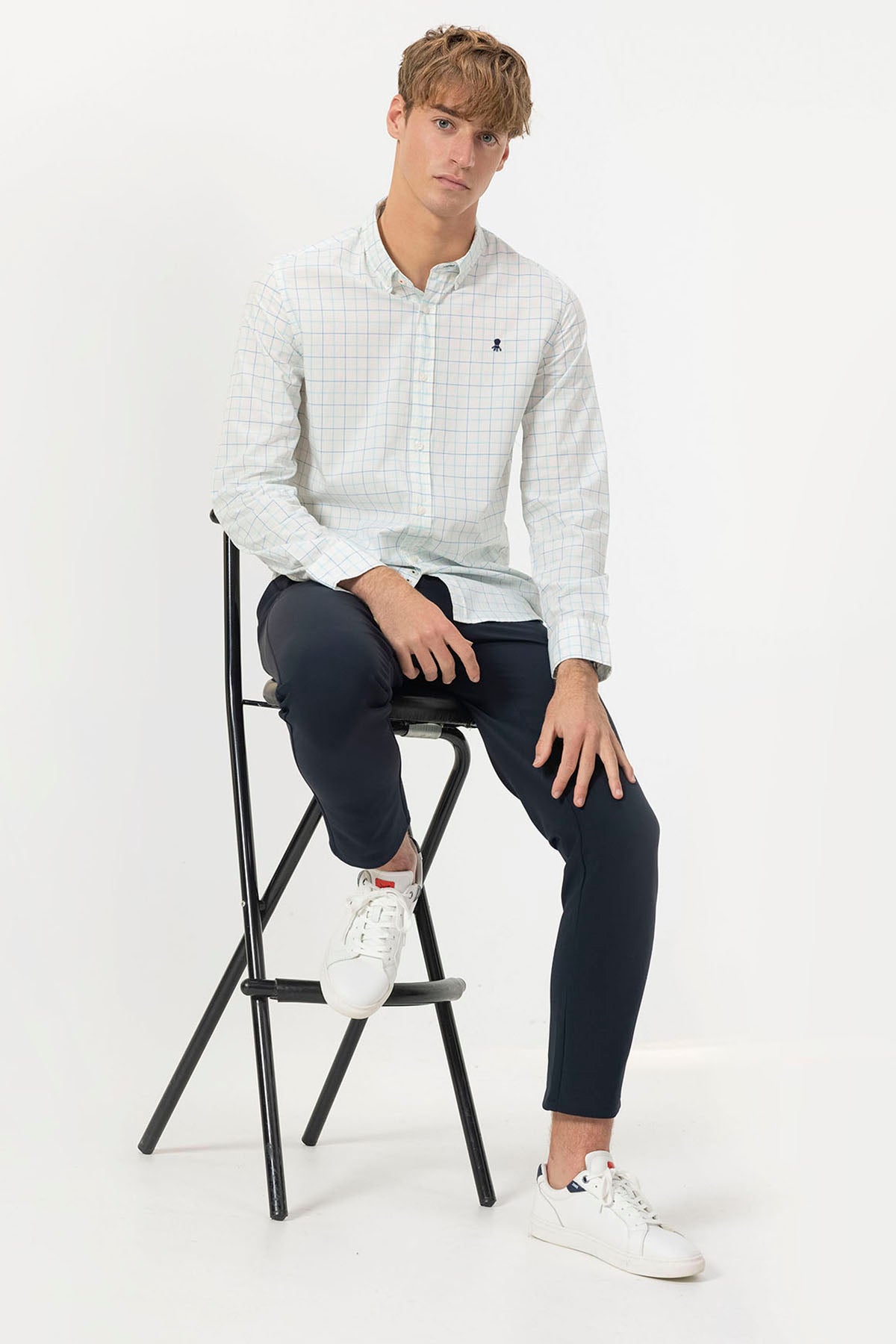 CAMISA AZUL JANELA XADREZ POPELINA COM GOLA BOTADA