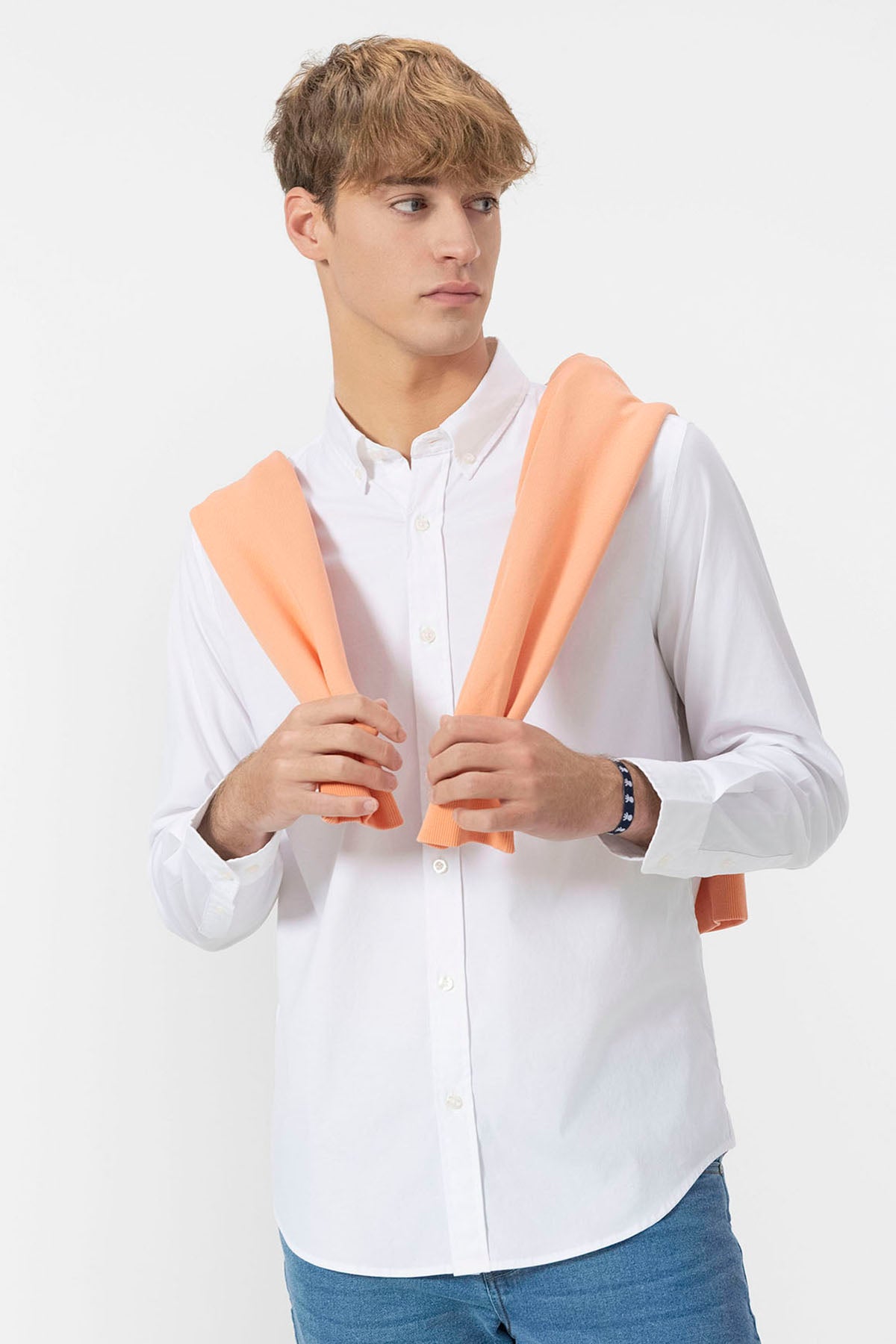CAMISA DE POPELINA ELÁSTICA COM GOLA BOTADA BRANCA PURO