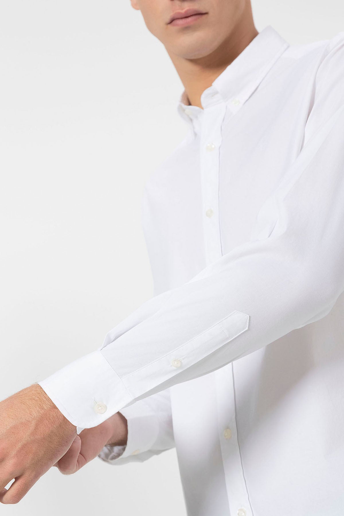 CAMISA DE POPELINA ELÁSTICA COM GOLA BOTADA BRANCA PURO