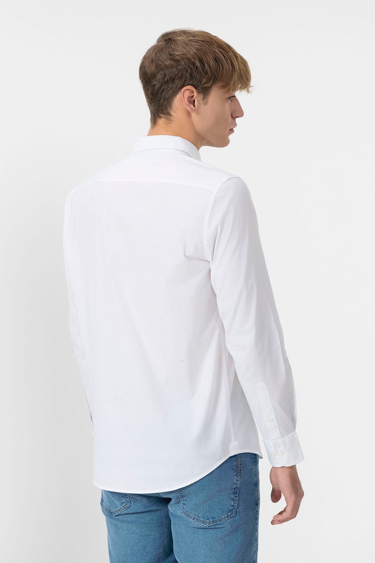 CAMISA DE POPELINA ELÁSTICA COM GOLA BOTADA BRANCA PURO