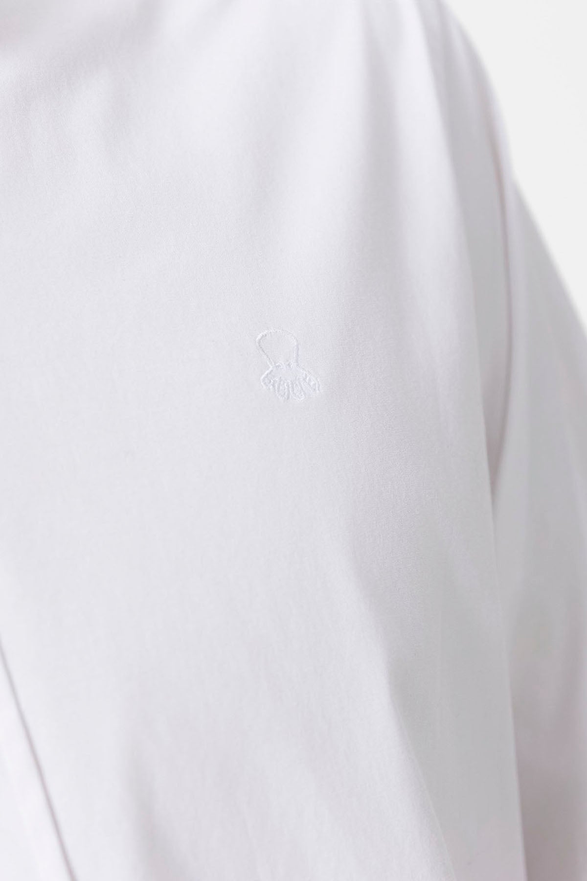 CAMISA DE POPELINA ELÁSTICA COM GOLA BOTADA BRANCA PURO