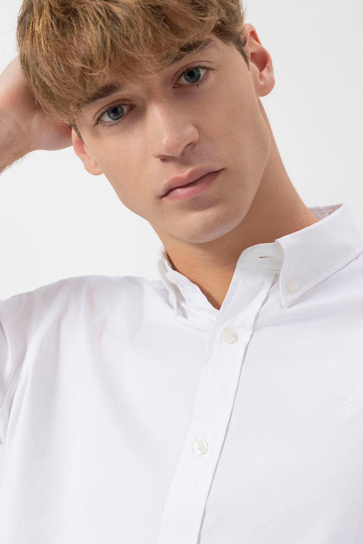 CAMISA DE POPELINA ELÁSTICA COM GOLA BOTADA BRANCA PURO