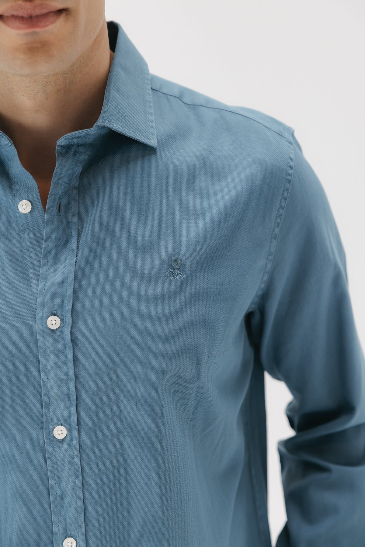 CAMISA CASUAL ESTRUCTURA GARMENT DYED AZUL GRISÁCEO